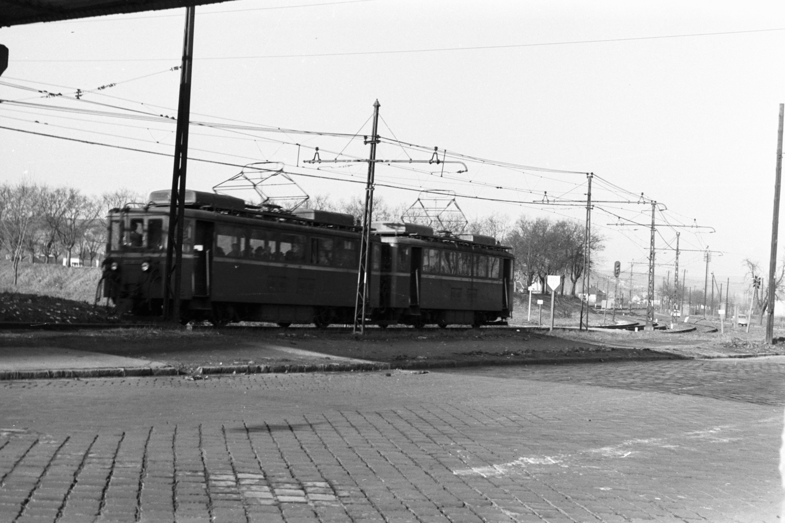 Hungary, Budapest III., Szentendrei út, a Szentendrei HÉV az Aranyhegyi-pataknál., 1957, Chuckyeager tumblr, commuter train, Budapest, Fortepan #143740