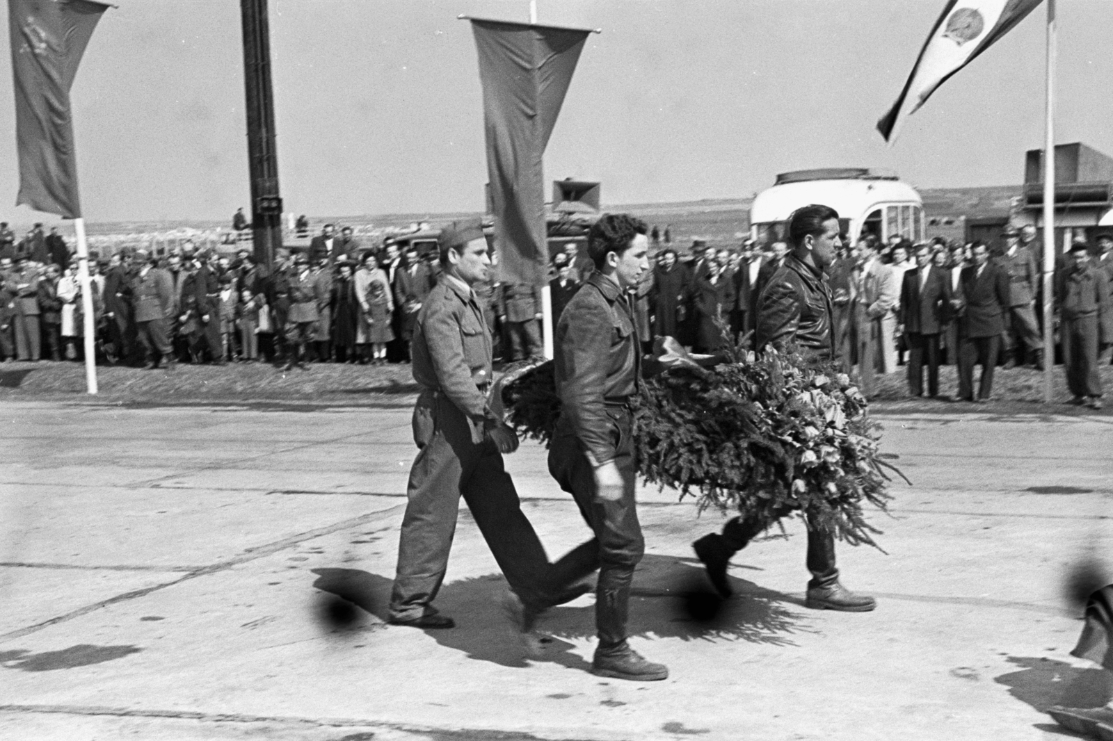 Hungary, Vecsés, Fő út, a Szabadságharcos Szövetség csillagtúrájának motorosai Steinmetz kapitány emlékművénél koszorúznak április 4-én., 1950, Chuckyeager tumblr, wreathing, motorcycle meets, damaged photo, Fortepan #143747