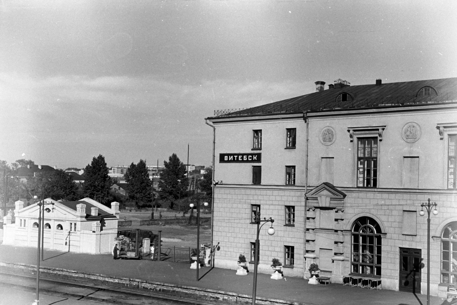 Belarus, Vitsebsk, pályaudvar., 1959, Chuckyeager tumblr, Soviet Union, train station, place-name signs, Cyrillic alphabet, Fortepan #143759