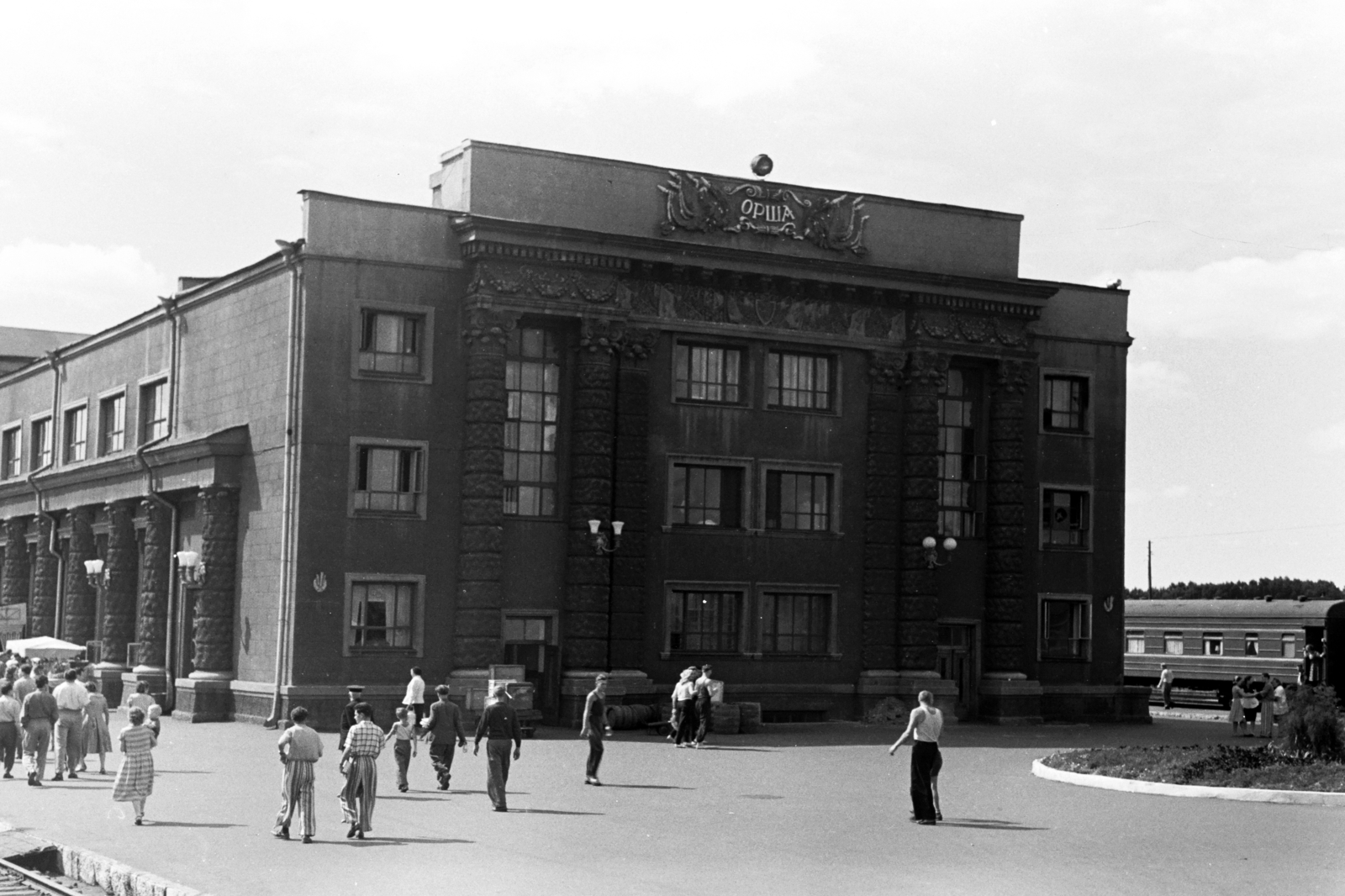 Fehéroroszország, Orsa, pályaudvar., 1959, Chuckyeager tumblr, Szovjetunió, pályaudvar, vasútállomás, helységnévtábla, cirill írás, Fortepan #143760