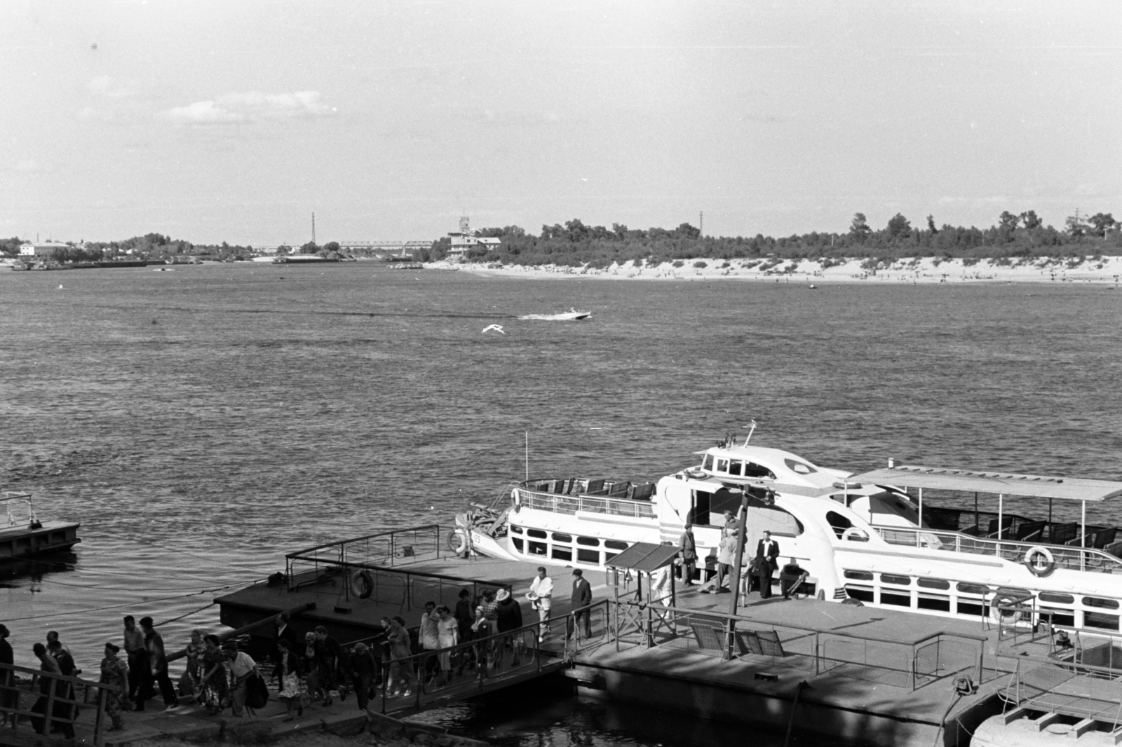 Ukraine, Kyiv, Dnyeper-part., 1959, Chuckyeager tumblr, Soviet Union, river, boat station, passenger ship, Moskvitch-class motorship, Fortepan #143764