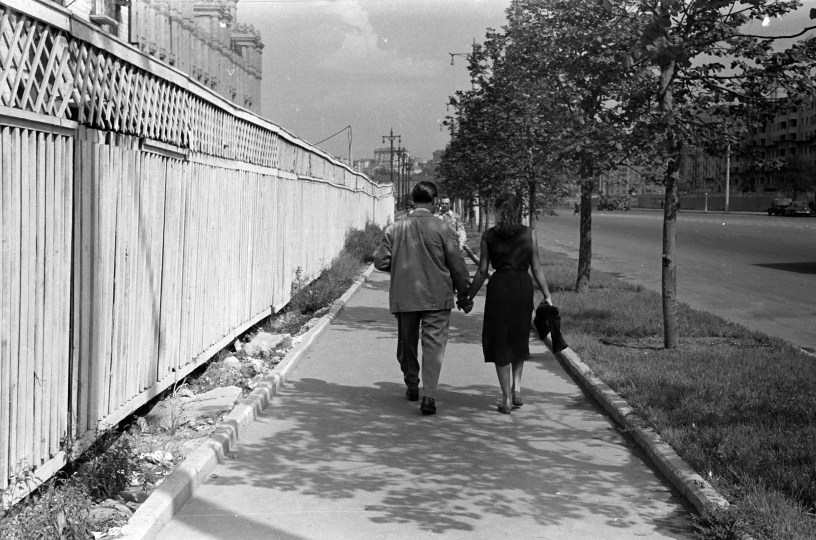 Russia, Moscow, Kutuzov sugárút az Ukrainszkij körút felé nézve., 1958, Chuckyeager tumblr, Soviet Union, hold hands, Fortepan #143771