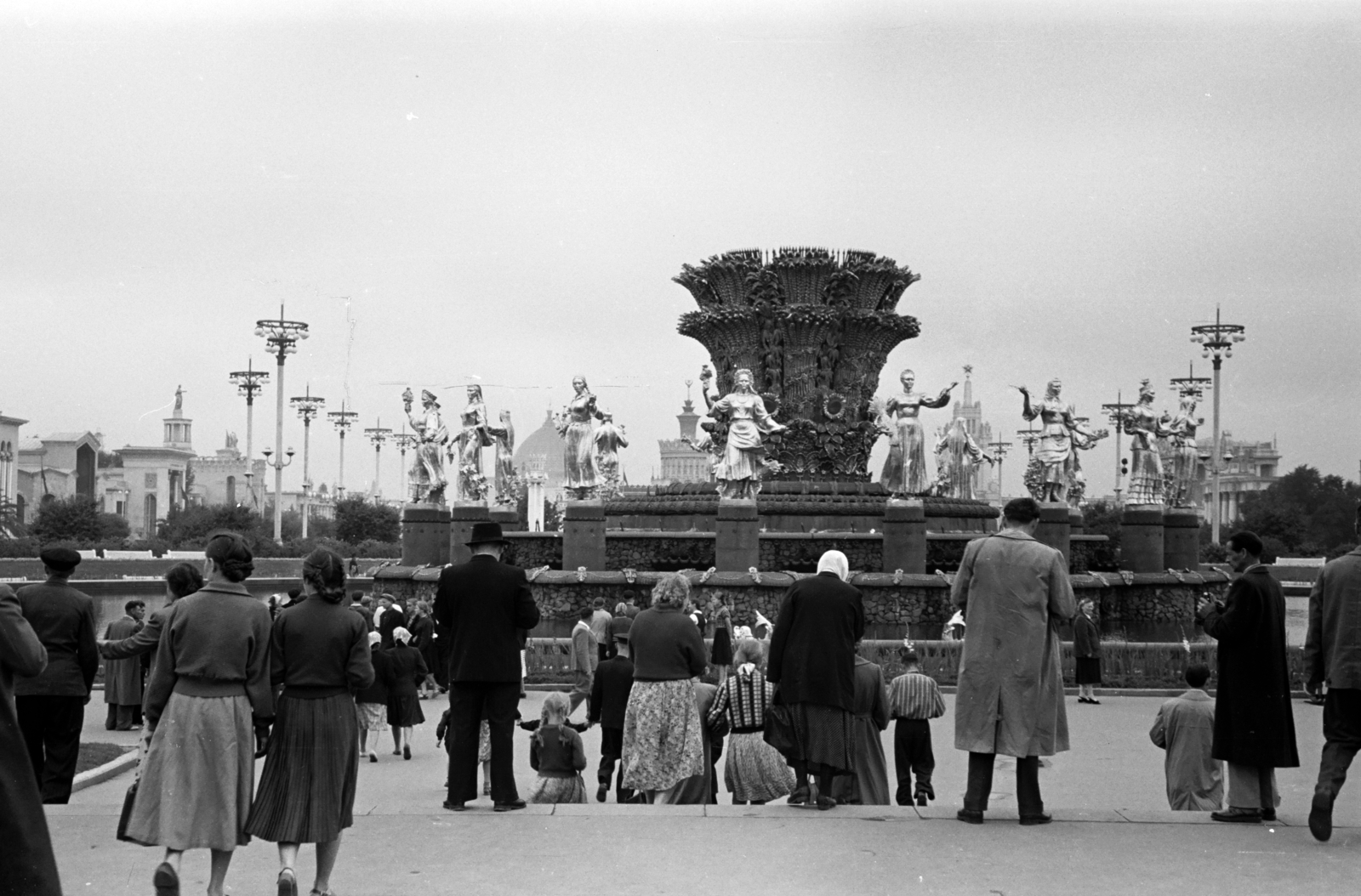 Russia, Moscow, Népgazdaság Eredményeinek Kiállítása (később Összoroszországi Kiállítási Központ), Népek barátsága-szökőkút., 1958, Chuckyeager tumblr, Soviet Union, fountain, exhibition, Konstantin Topuridze-design, Fortepan #143774