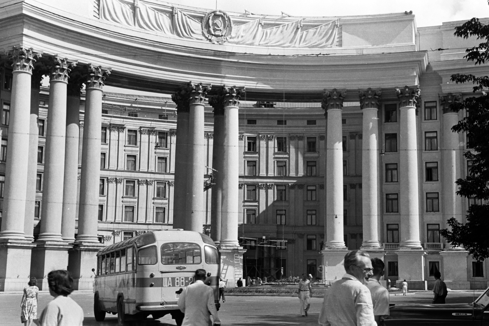 Ukraine, Kyiv, Szent Mihály tér (Mihajlivszka plosa), a Külügyminisztérium épülete., 1959, Chuckyeager tumblr, Soviet Union, bus, Fortepan #143778
