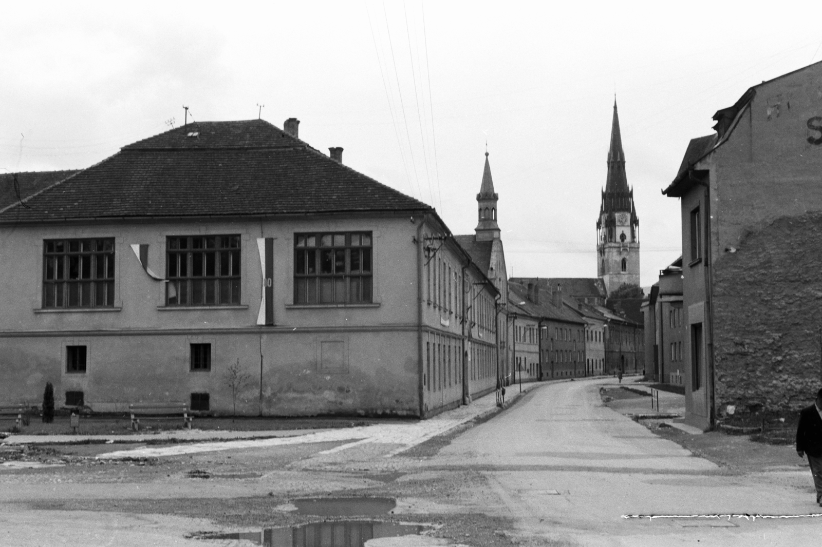 Slovakia, Spišská Nová Ves, Levočská ulica, háttérben a Szűz Mária mennybemenetele-templom (Kostol Nanebovzatia Panny Márie) a Városház téren (Radničné námestie)., 1965, Chuckyeager tumblr, Czechoslovakia, Fortepan #143794