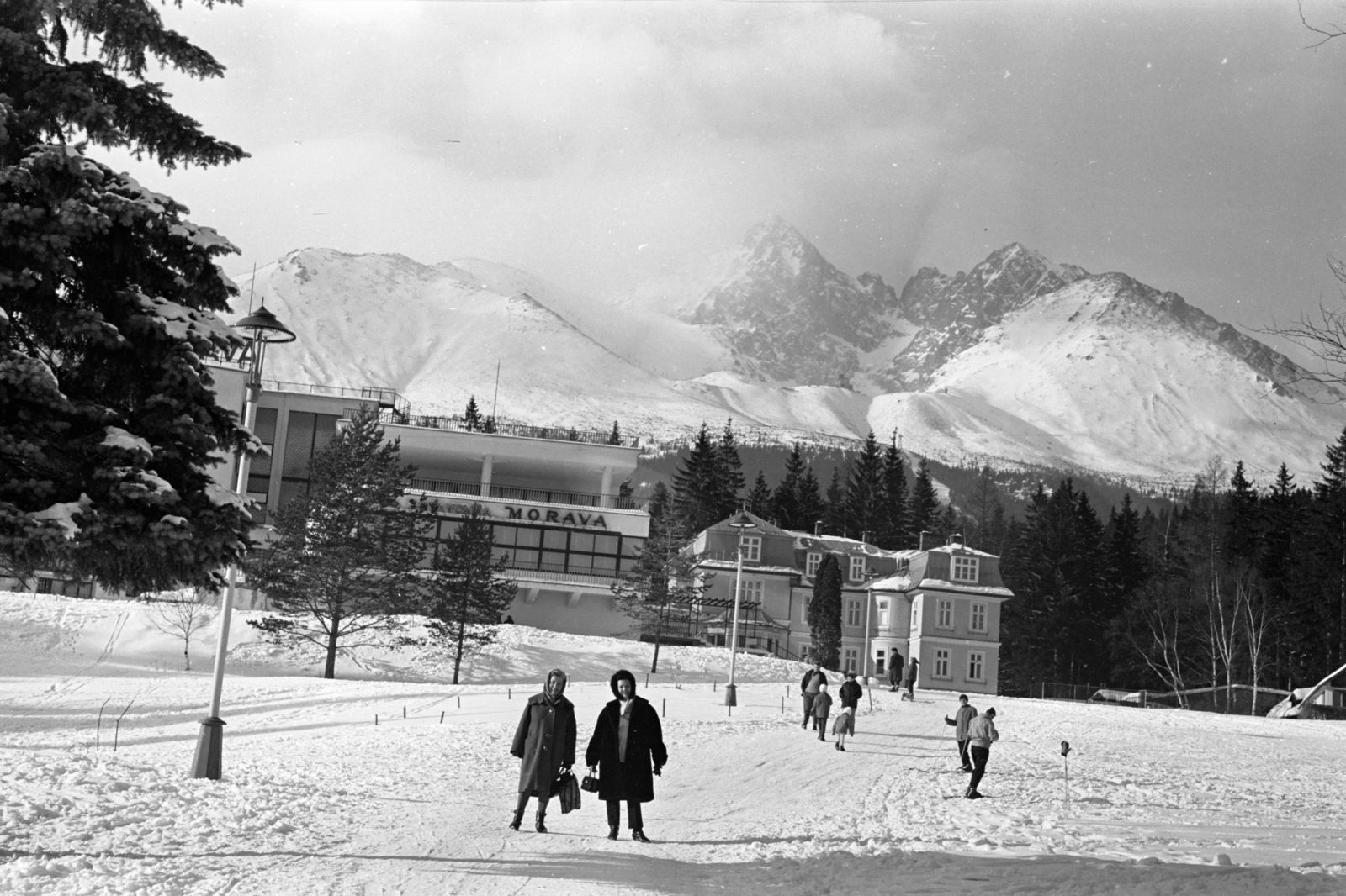Szlovákia, Magas-Tátra, Tátralomnic, Morava Hotel. Távolban kiemelkedik a Lomnici- és a Késmárki-csúcs, köztük a Villa-gerinc, jobb szélen a Hunfalvi-csúcs., 1965, Chuckyeager tumblr, Csehszlovákia, tél, Fortepan #143799