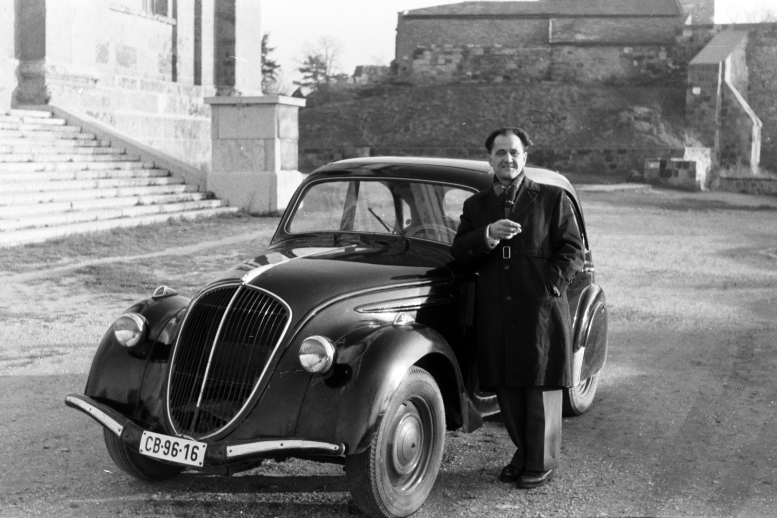 Hungary, Esztergom, a felvétel a Bazilika Dunára néző homlokzata előtt készült, háttérben a Vármúzeum., 1959, Chuckyeager tumblr, Peugeot-brand, number plate, Fortepan #143806