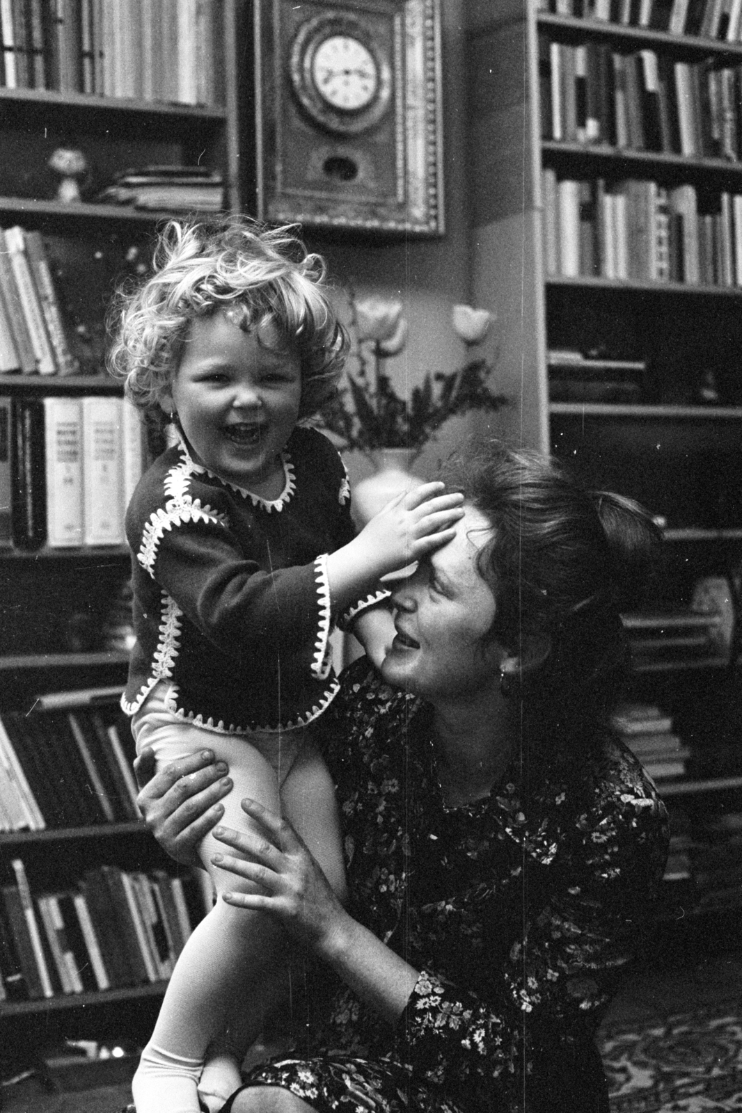1982, Chuckyeager tumblr, kislány, falióra, nevetés, anya, Fortepan #143820