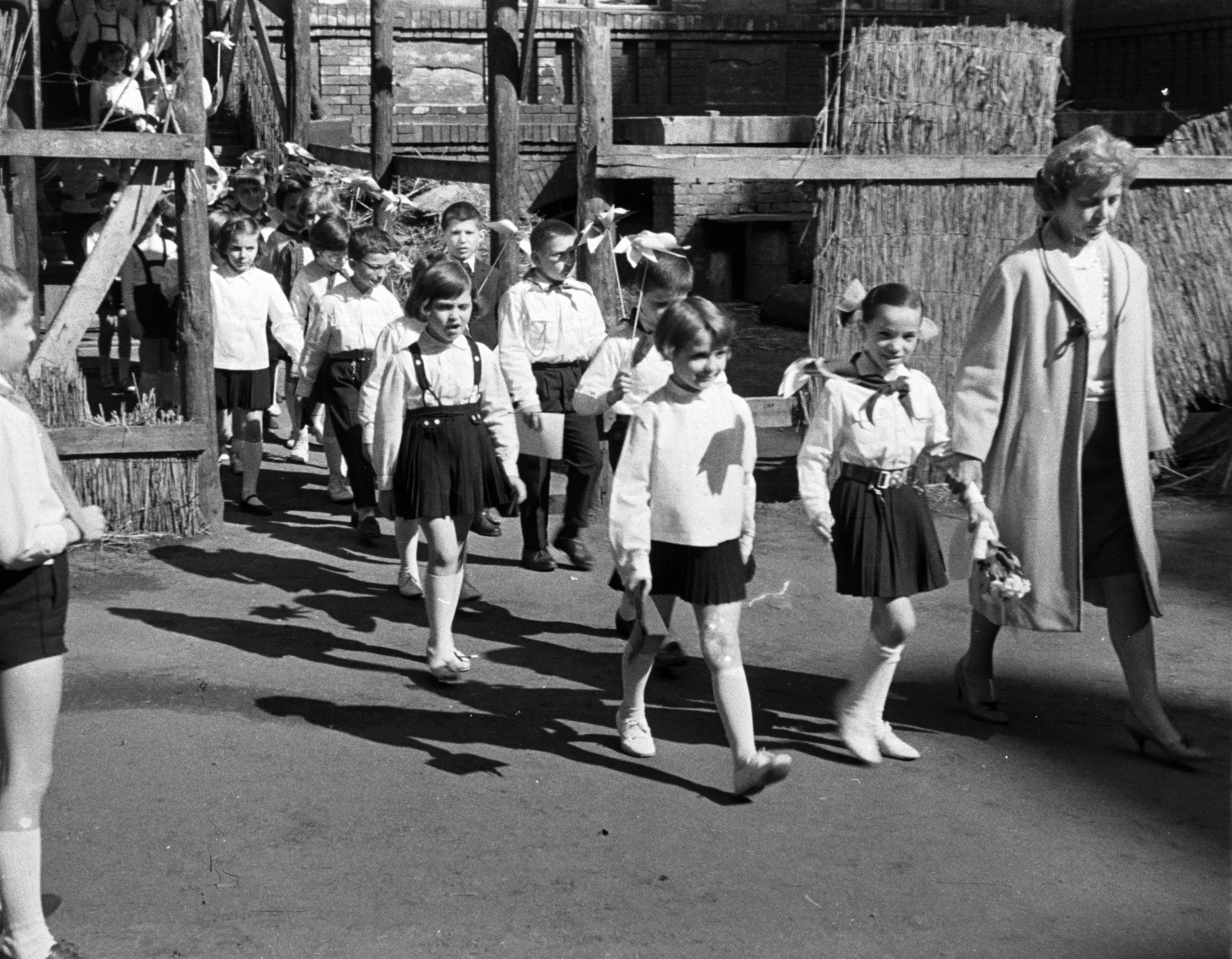 Hungary, Budapest XIII., Radnóti Miklós (Sziget) utca 8-10., a mai Gárdonyi Géza Általános Iskola udvara., 1963, Chuckyeager tumblr, Budapest, yard, school, Little drummer, Fortepan #143821
