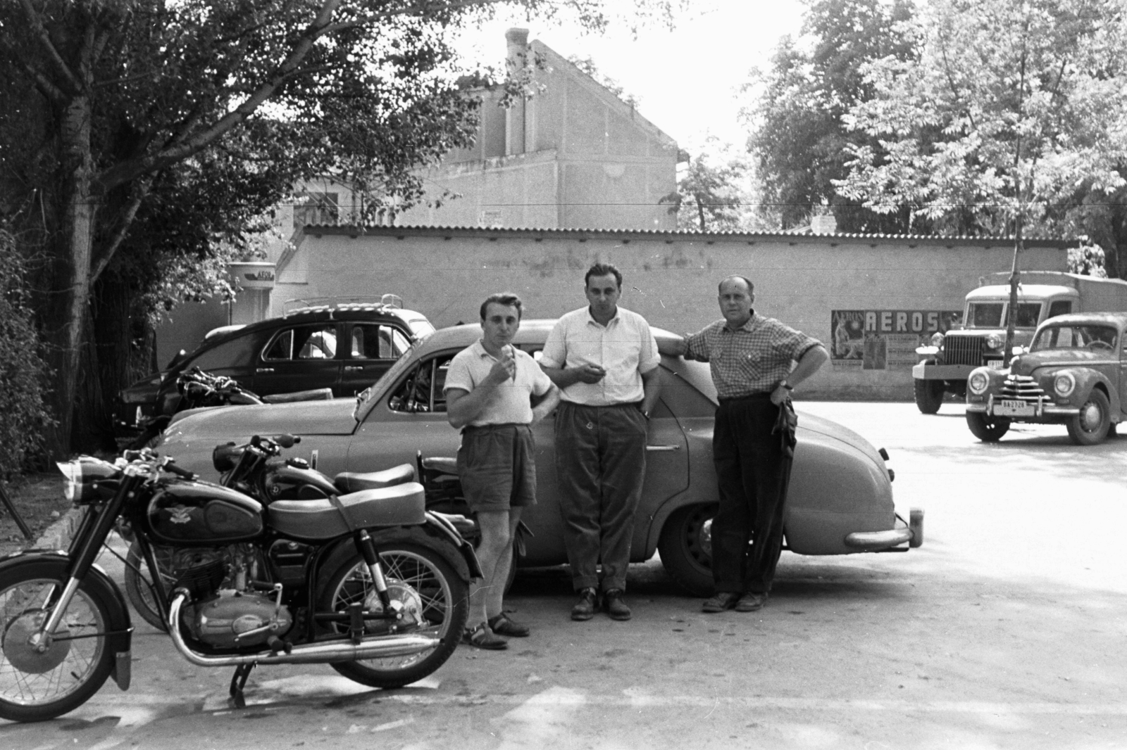 Hungary, Balatonfüred, Zákonyi Ferenc (Széchenyi) utca, háttérben a Yacht Club épülete., 1960, Chuckyeager tumblr, motorcycle, commercial vehicle, automobile, Fortepan #143827
