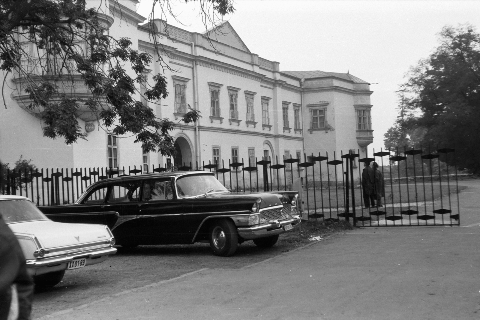 Magyarország, Sárospatak, Rákóczi-vár, nyugati szárny., 1968, Chuckyeager tumblr, GAZ-márka, rendszám, GAZ 13 Csajka, Fortepan #143830