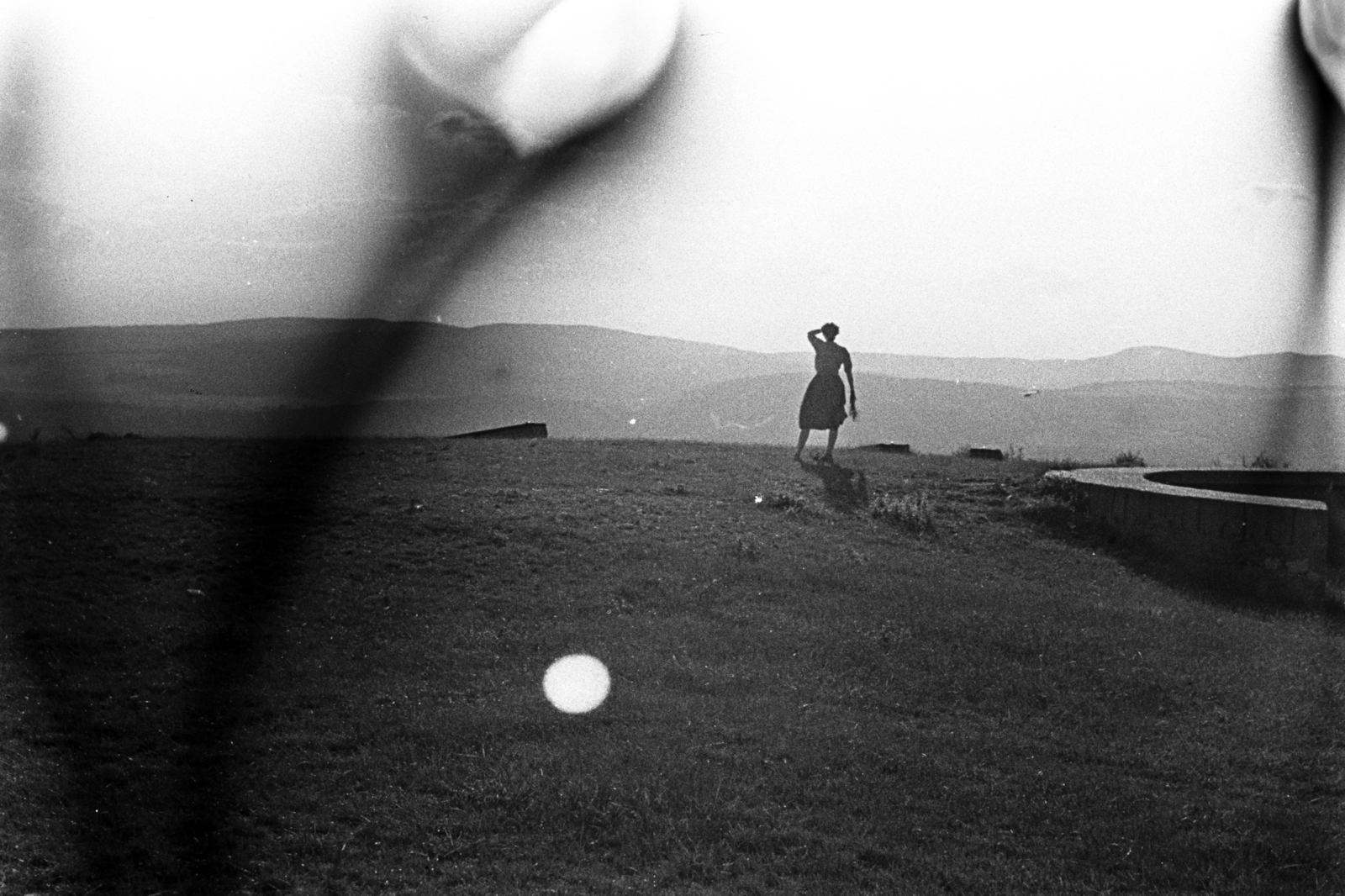Hungary, Budapest III., Hármashatárhegy, kilátás nyugat felé., 1960, Chuckyeager tumblr, Budapest, damaged photo, looking into the distance, silhouette, Fortepan #143831