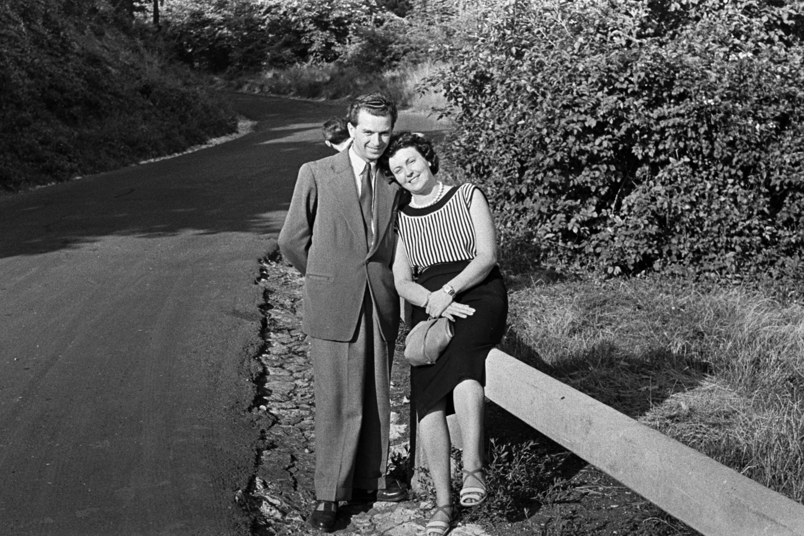 Hungary, Budapest III., Hármashatárhegyi út a Fenyőgyöngye étterem közelében., 1960, Chuckyeager tumblr, Budapest, man and woman, sitting on a handrail, Fortepan #143834