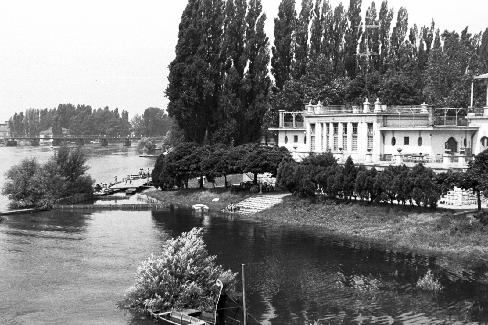 Hungary, Győr, a Rába ETO (egykor Győri Torna és Evezős Egylet, ma Győri Vízügy-Spartacus Evezős Klub) csónakháza a Kossuth hídról nézve., 1960, Chuckyeager tumblr, shore, Fortepan #143841