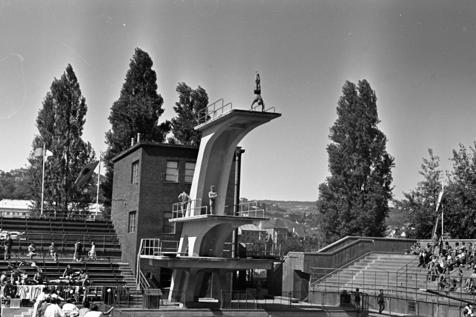 Hungary, Margit Islands, Budapest, Hajós Alfréd Nemzeti Sportuszoda, toronyugró medence., 1960, Chuckyeager tumblr, diving tower, acrobatic diving, Fortepan #143855
