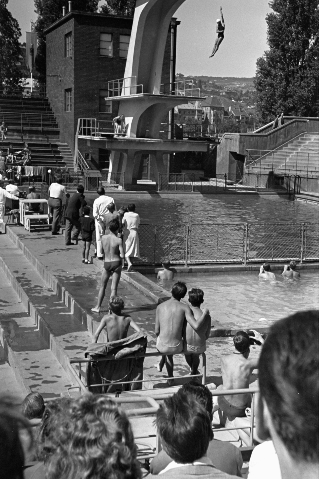 Hungary, Margit Islands, Budapest, Hajós Alfréd Nemzeti Sportuszoda, toronyugró medence., 1960, Chuckyeager tumblr, diving tower, acrobatic diving, Fortepan #143856