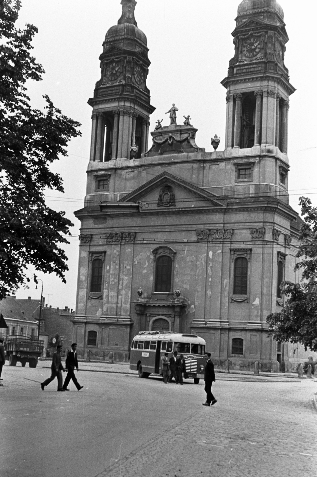 Hungary, Pápa, Fő tér, Nagytemplom., 1955, Chuckyeager tumblr, church, bus, pedestrian, commercial vehicle, street view, genre painting, Ikarus-brand, Catholic Church, Jakab Fellner-design, Fortepan #143863