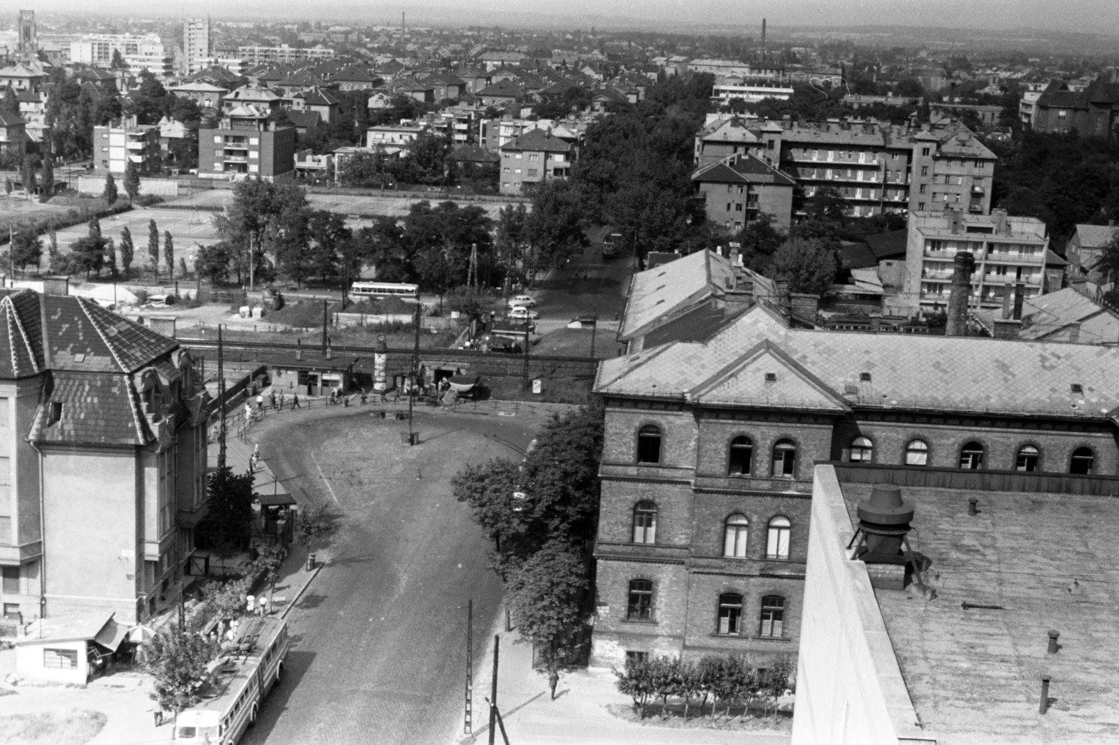 Hungary, Budapest XIV., Erzsébet királyné útja, troli végállomás a Mexikói úti aluljárónál. Hátrább a Columbus utca házai., 1966, Chuckyeager tumblr, Budapest, Fortepan #143868