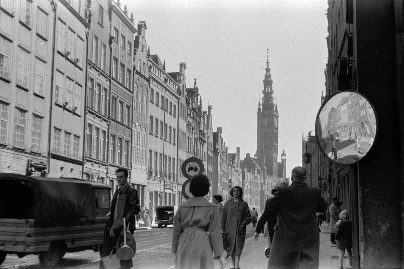 Lengyelország, Gdańsk, ulica Dluga, szemben a Városháza., 1960, Chuckyeager tumblr, utcakép, Zuk-márka, tükör, templomtorony, Fortepan #143877