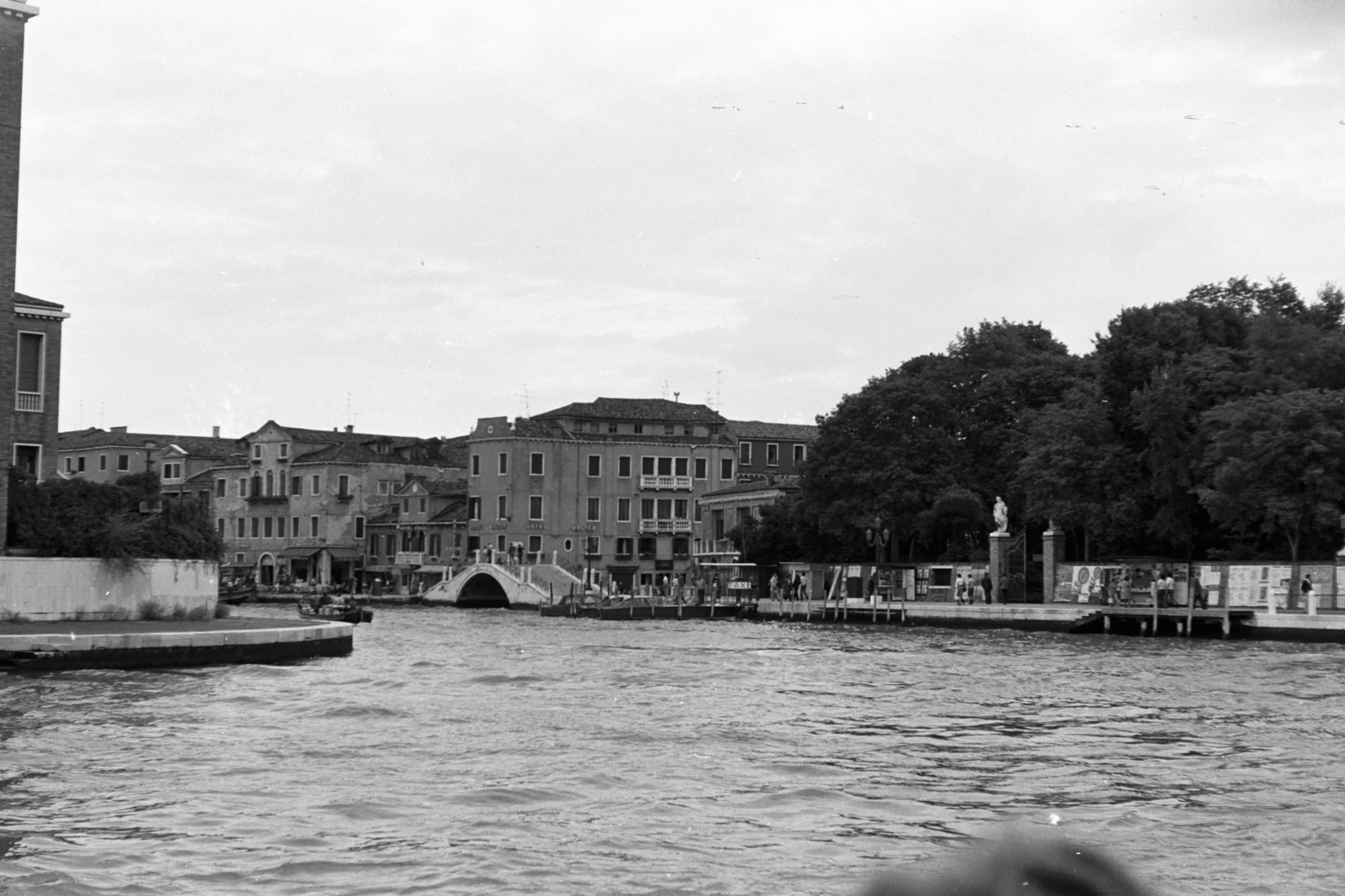 Italy, Venice, Canale Grande, jobbra a Giardini Papadopoli., 1975, Chuckyeager tumblr, bridge, canal, Fortepan #143880