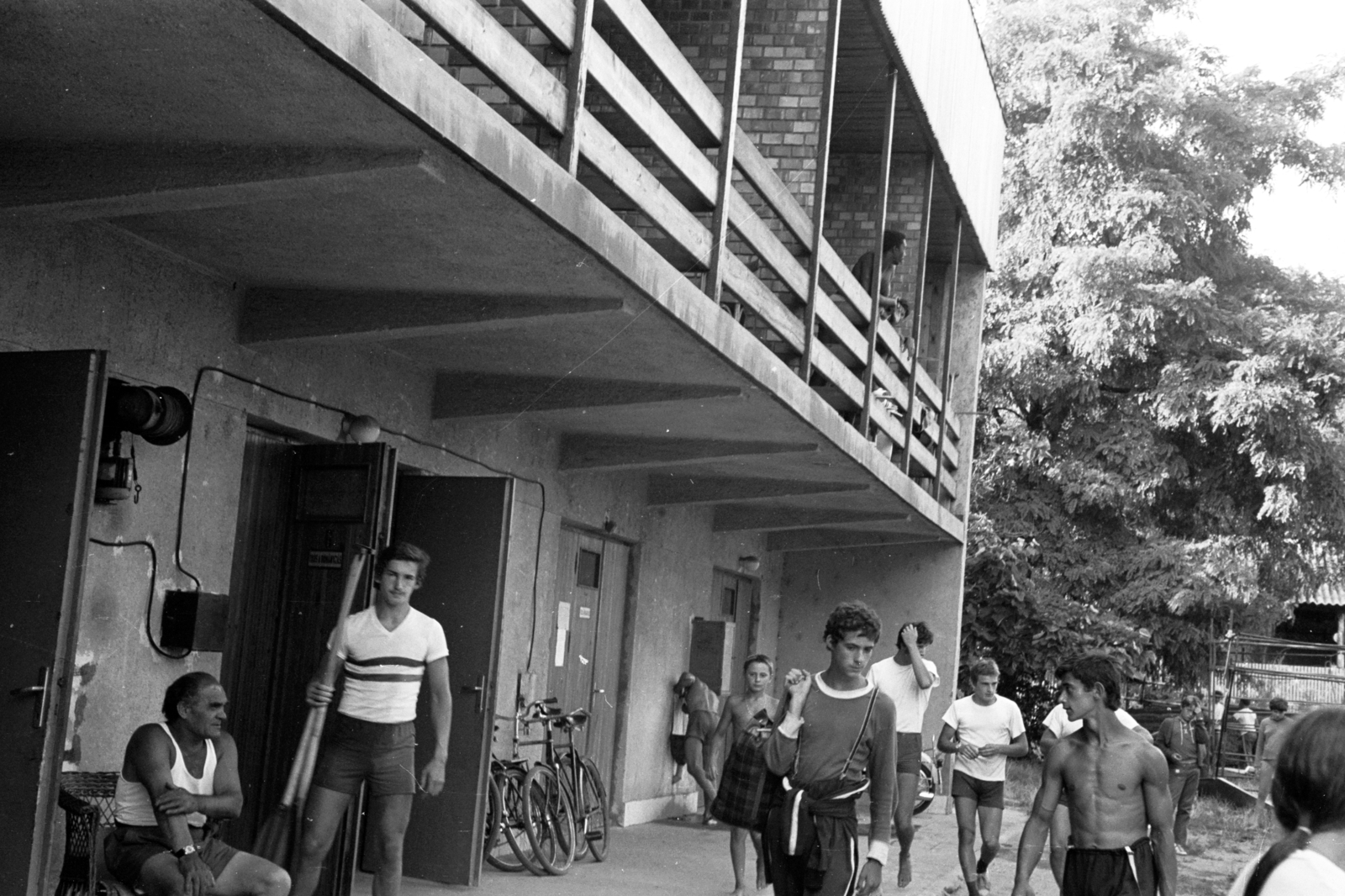 Magyarország, Budapest XIII., Népsziget, a KSI (Központi Sportiskola) vízitelepe az Újpesti-öbölnél., 1972, Chuckyeager tumblr, kerékpár, csónakház, csörlő, Budapest, Fortepan #143888