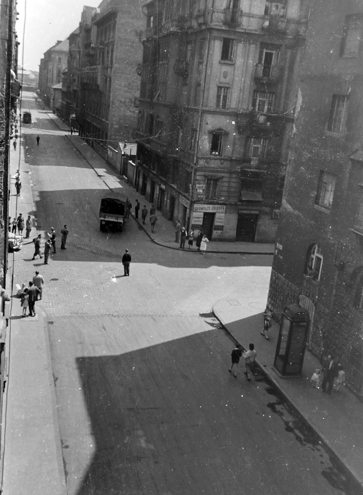 Magyarország, Budapest XIII., Radnóti Miklós (Sziget) utca a Pannónia utcától a Váci út felé nézve., 1957, Szent-tamási Mihály, cégtábla, teherautó, utcakép, életkép, telefonfülke, zöldséges, Budapest, Fortepan #14389