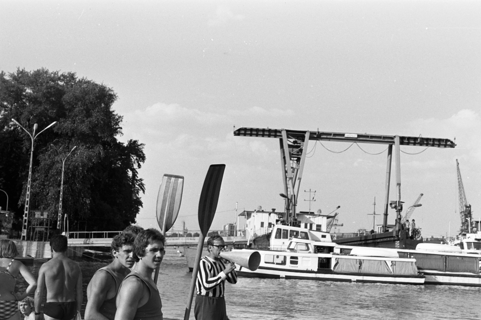 Hungary, Budapest XIII., Újpesti-öböl, a felvétel a KSI (Központi Sportiskola) vízitelepének stégjén a Népszigetnél készült. Az átkelőhajók takarásában egy úszódokk., 1972, Chuckyeager tumblr, Budapest, gantry crane, floating dock, passenger ship, Tündér-ship, Fortepan #143892