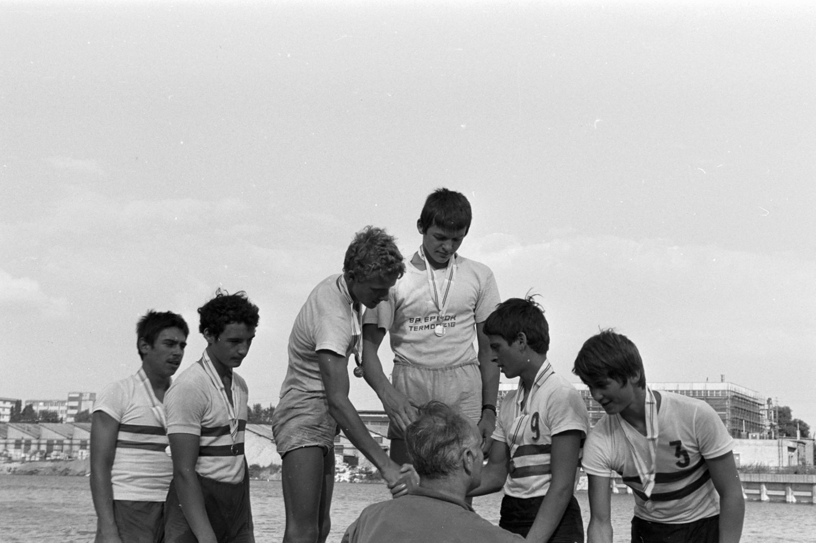 Hungary, Budapest XIII., Népsziget, a KSI (Központi Sportiskola) vízitelepe az Újpesti-öbölnél. Korosztályos kajak-kenu verseny díjkiosztója., 1972, Chuckyeager tumblr, Budapest, Fortepan #143893