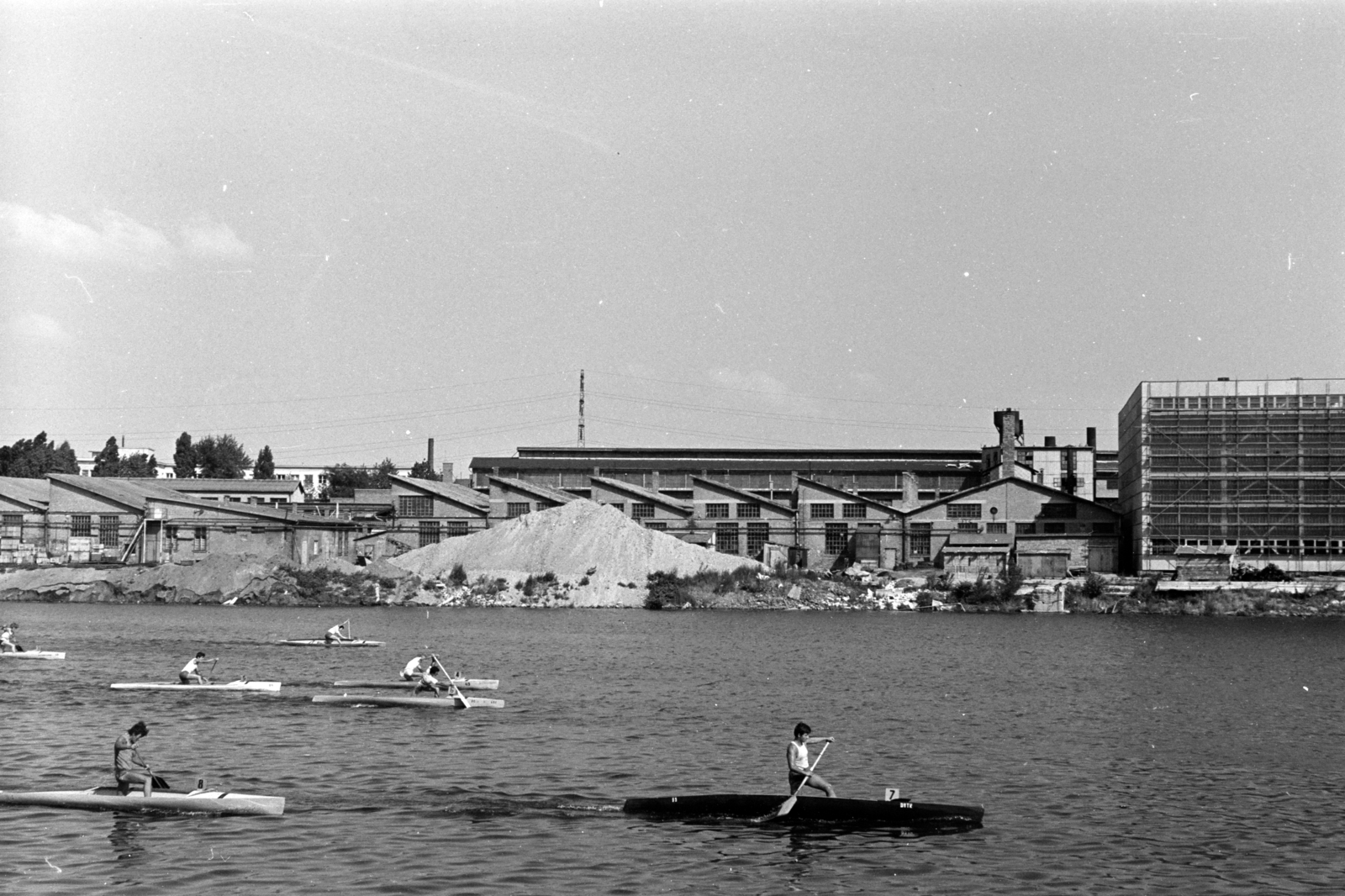 Hungary, Budapest XIII., Újpesti-öböl a Népsziget felől nézve, a KSI (Központi Sportiskola) korosztályos kajak-kenu versenye. Túlparton a Magyar Hajó- és Darugyár Angyalföldi Gyáregysége., 1972, Chuckyeager tumblr, canoe, Budapest, Fortepan #143897