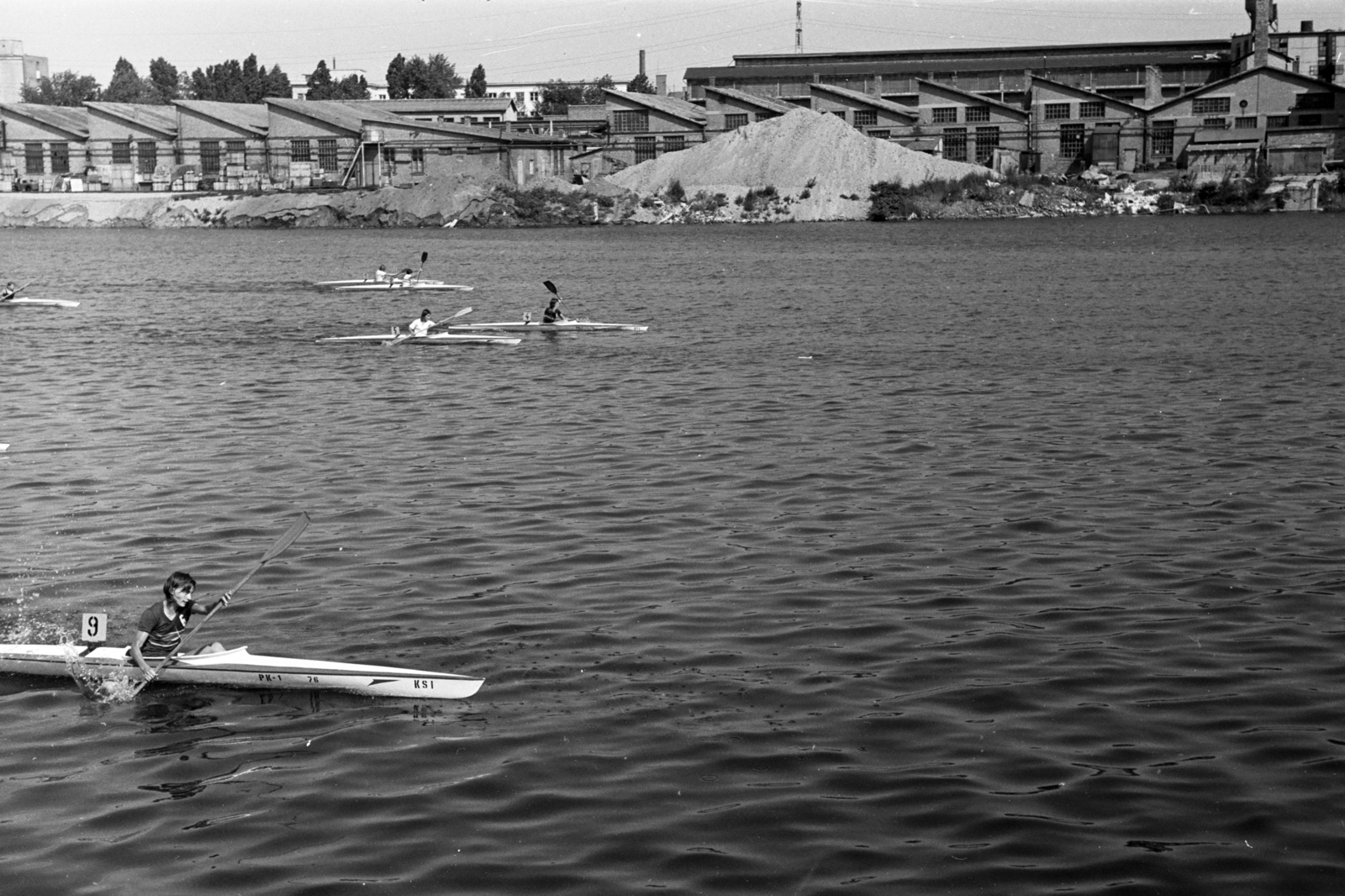 Magyarország, Budapest XIII., Újpesti-öböl a Népsziget felől nézve, a KSI (Központi Sportiskola) korosztályos kajak-kenu versenye. Túlparton a Magyar Hajó- és Darugyár Angyalföldi Gyáregysége., 1972, Chuckyeager tumblr, kajak, Budapest, Fortepan #143899