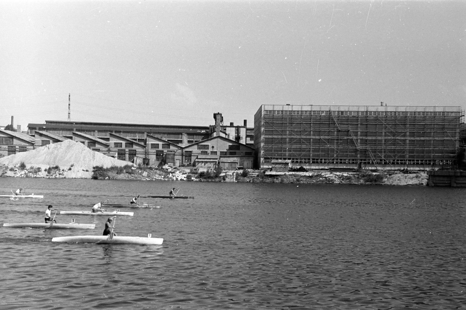 Hungary, Budapest XIII., Újpesti-öböl a Népsziget felől nézve, a KSI (Központi Sportiskola) korosztályos kajak-kenu versenye. Túlparton a Magyar Hajó- és Darugyár Angyalföldi Gyáregysége., 1972, Chuckyeager tumblr, canoe, Budapest, Fortepan #143900