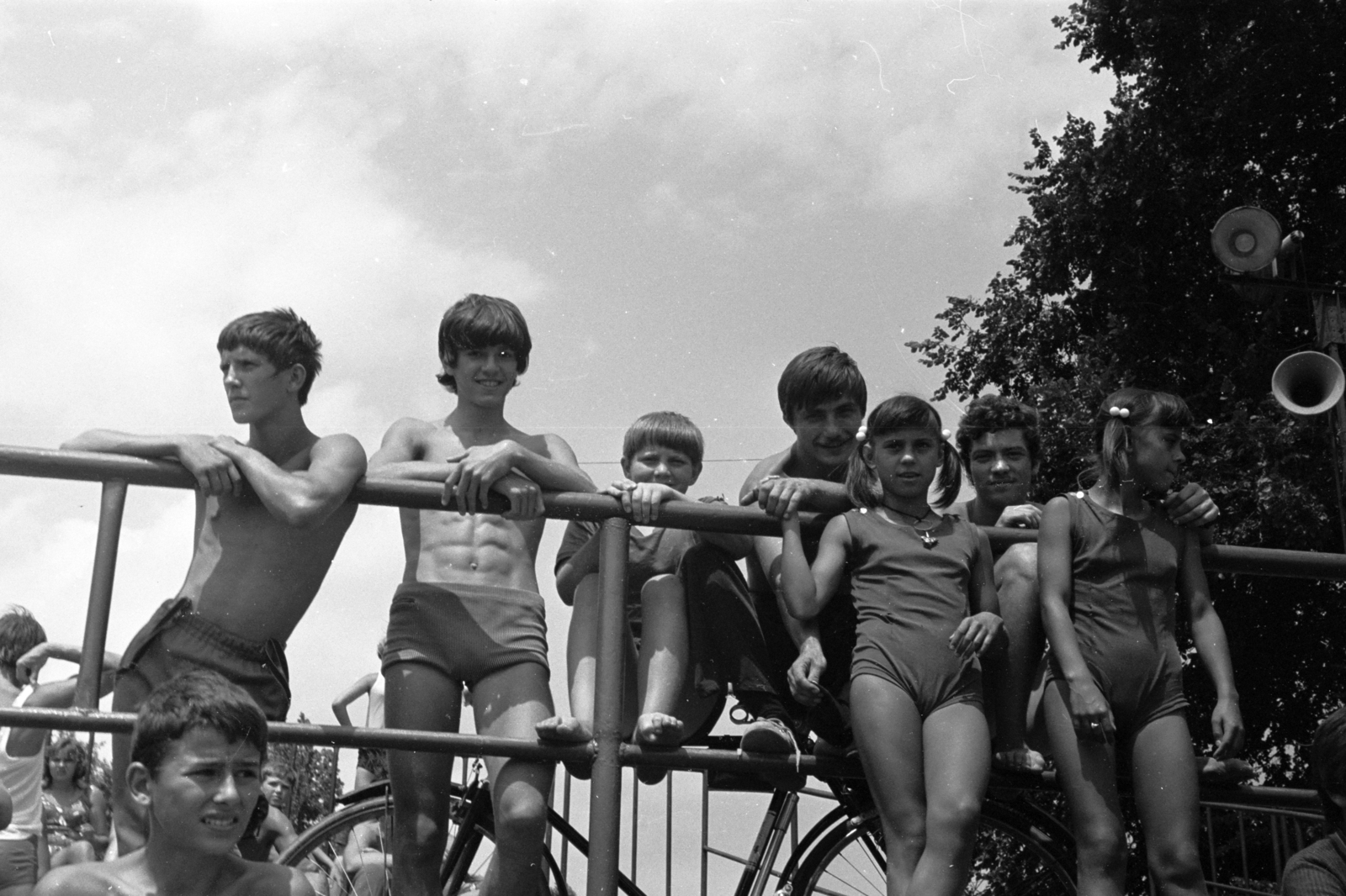Hungary, Budapest XIII., Népsziget, KSI (Központi Sportiskola) vízitelep, a lelátón a korosztályos kajak-kenu verseny nézői., 1972, Chuckyeager tumblr, railing, Budapest, Fortepan #143901