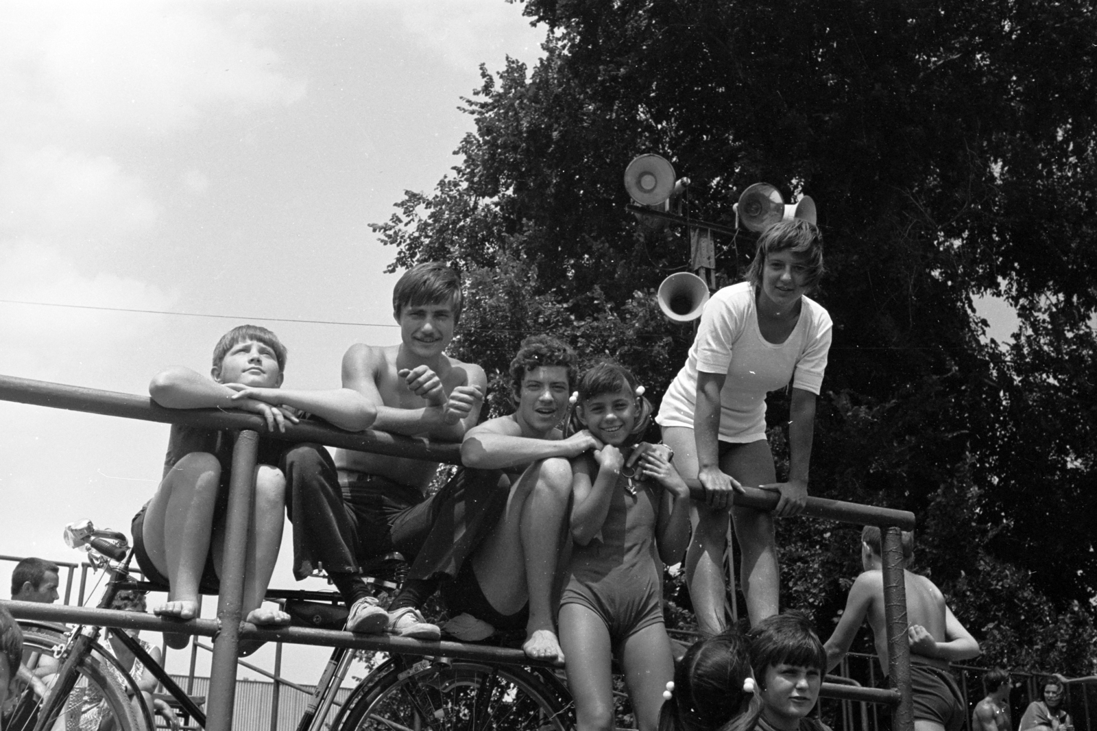 Hungary, Budapest XIII., Népsziget, KSI (Központi Sportiskola) vízitelep, a lelátón a korosztályos kajak-kenu verseny nézői., 1972, Chuckyeager tumblr, railing, Budapest, Fortepan #143902