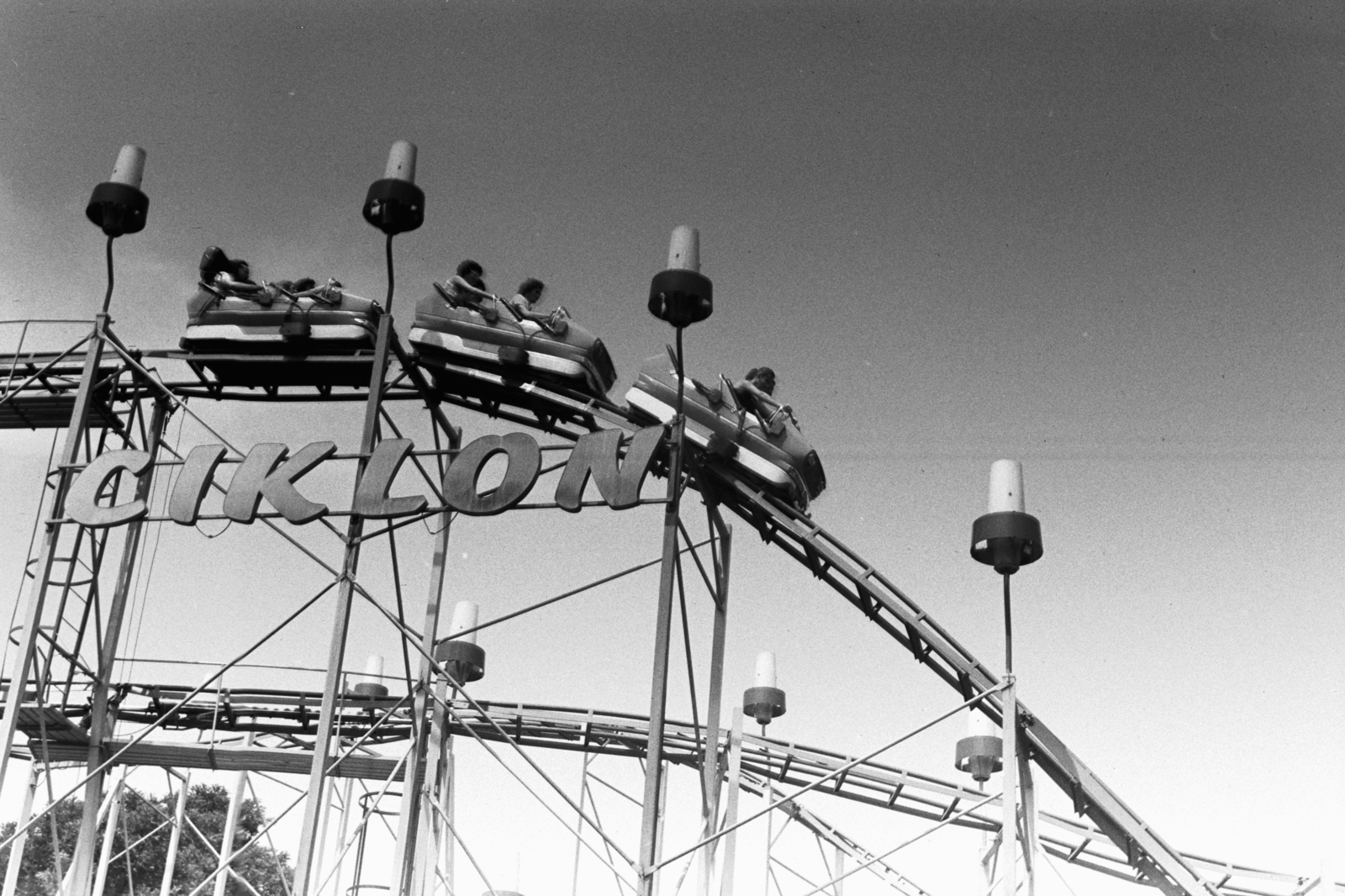 Magyarország, Városliget,Vidámpark, Budapest XIV., Ciklon., 1976, Chuckyeager tumblr, vidámpark, Budapest, Fortepan #143908