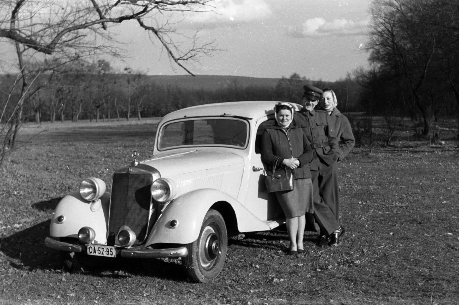 Hungary, Tata, az Öreg-tó partja a mai Tópart utca közelében., 1959, Chuckyeager tumblr, Mercedes-brand, automobile, number plate, Hungarian soldier, cross-legged standing, Fortepan #143913