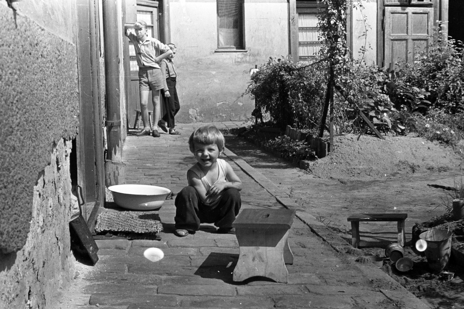 Magyarország, Budapest XIII., 1958, Chuckyeager tumblr, vájdling, sámli, gyerek, lábtörlő, Budapest, guggolás, Fortepan #143922