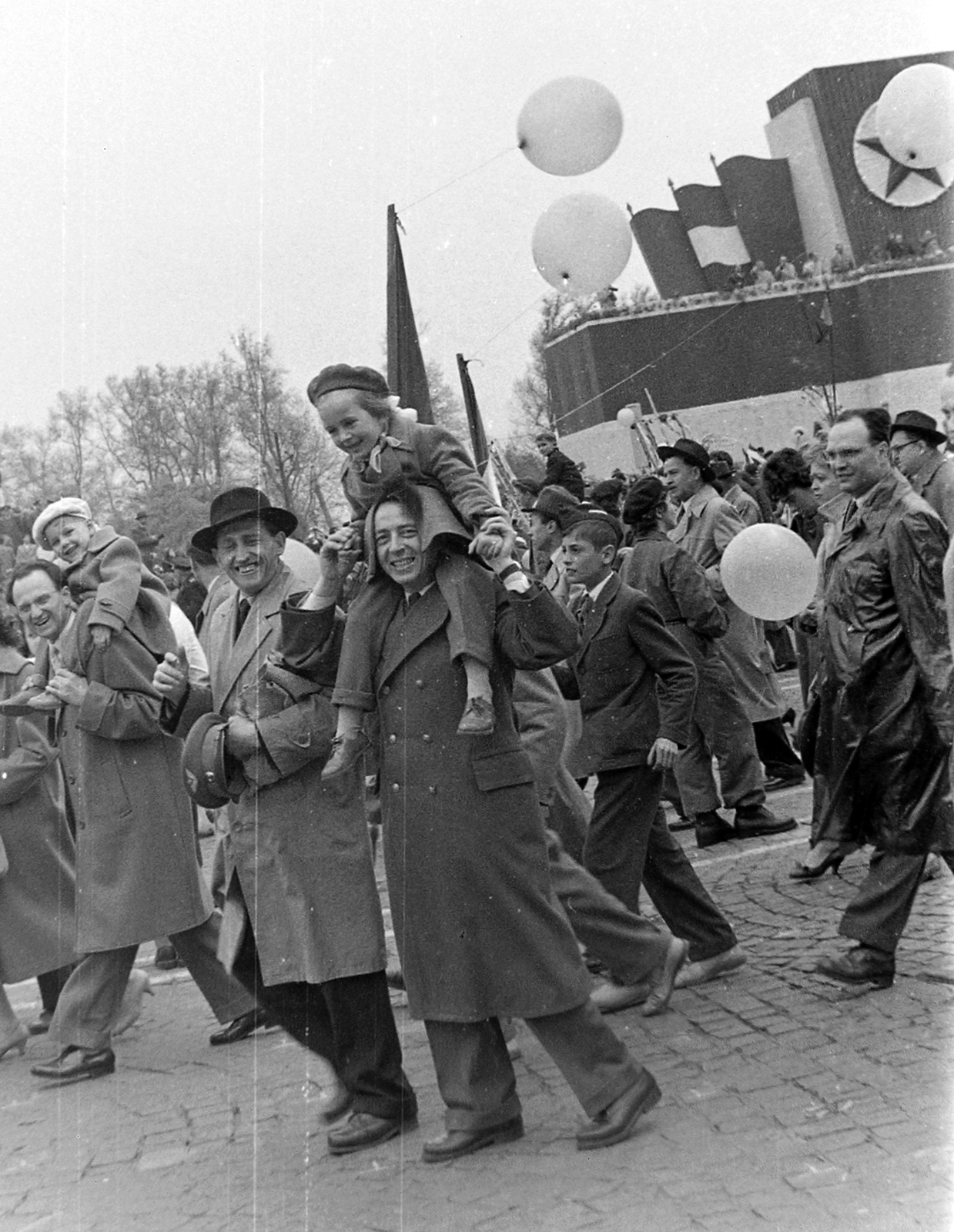 Magyarország, Budapest XIV., Ötvenhatosok tere (Felvonulási tér), május 1- i felvonulás, háttérben a dísztribün., 1960, Szent-tamási Mihály, felvonulás, léggömb, május 1, Budapest, Fortepan #14393