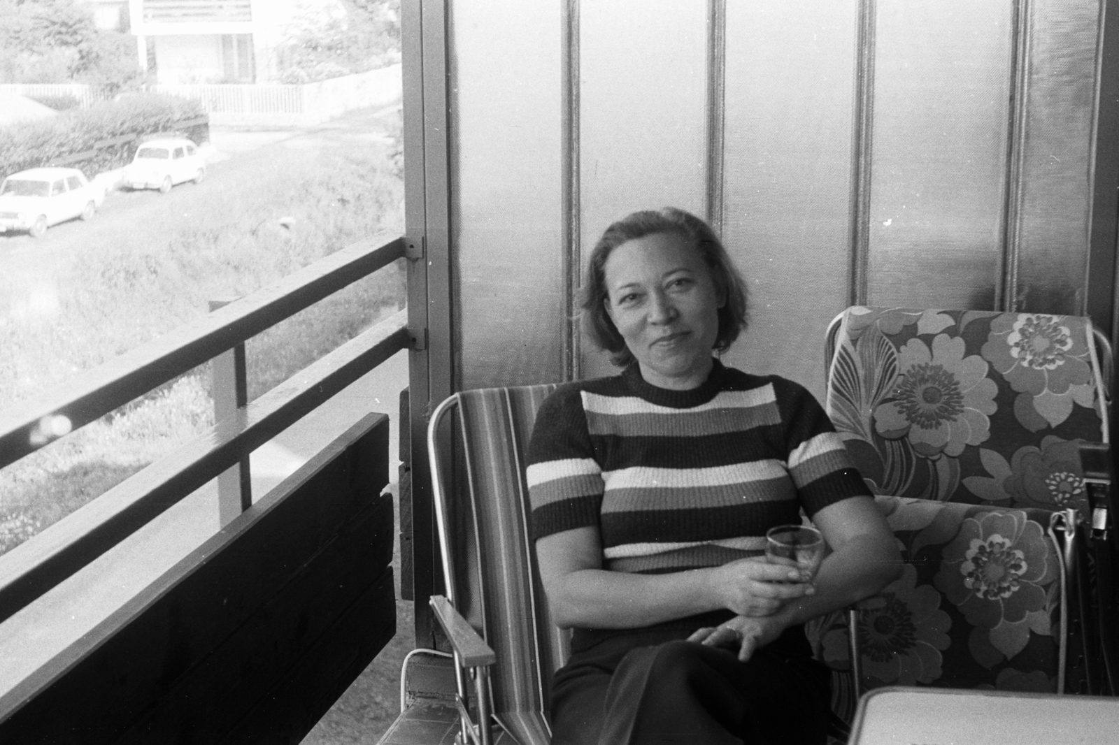 Hungary, Balatonfüred, Kisfaludy társasüdülő, balra a háttérben a Kosztolányi Dezső utca - Halápi János utca sarok., 1977, Chuckyeager tumblr, smile, balcony, Fortepan #143935