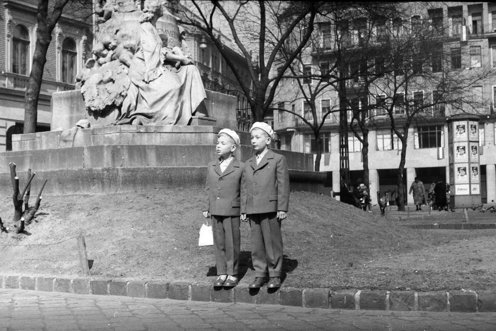 Magyarország, Budapest VIII., Gyulay Pál utca, Semmelweis szobor a Rókus kórház előtt, szemben a Rákóczi út 30., 1962, Chuckyeager tumblr, Budapest, Fortepan #143939