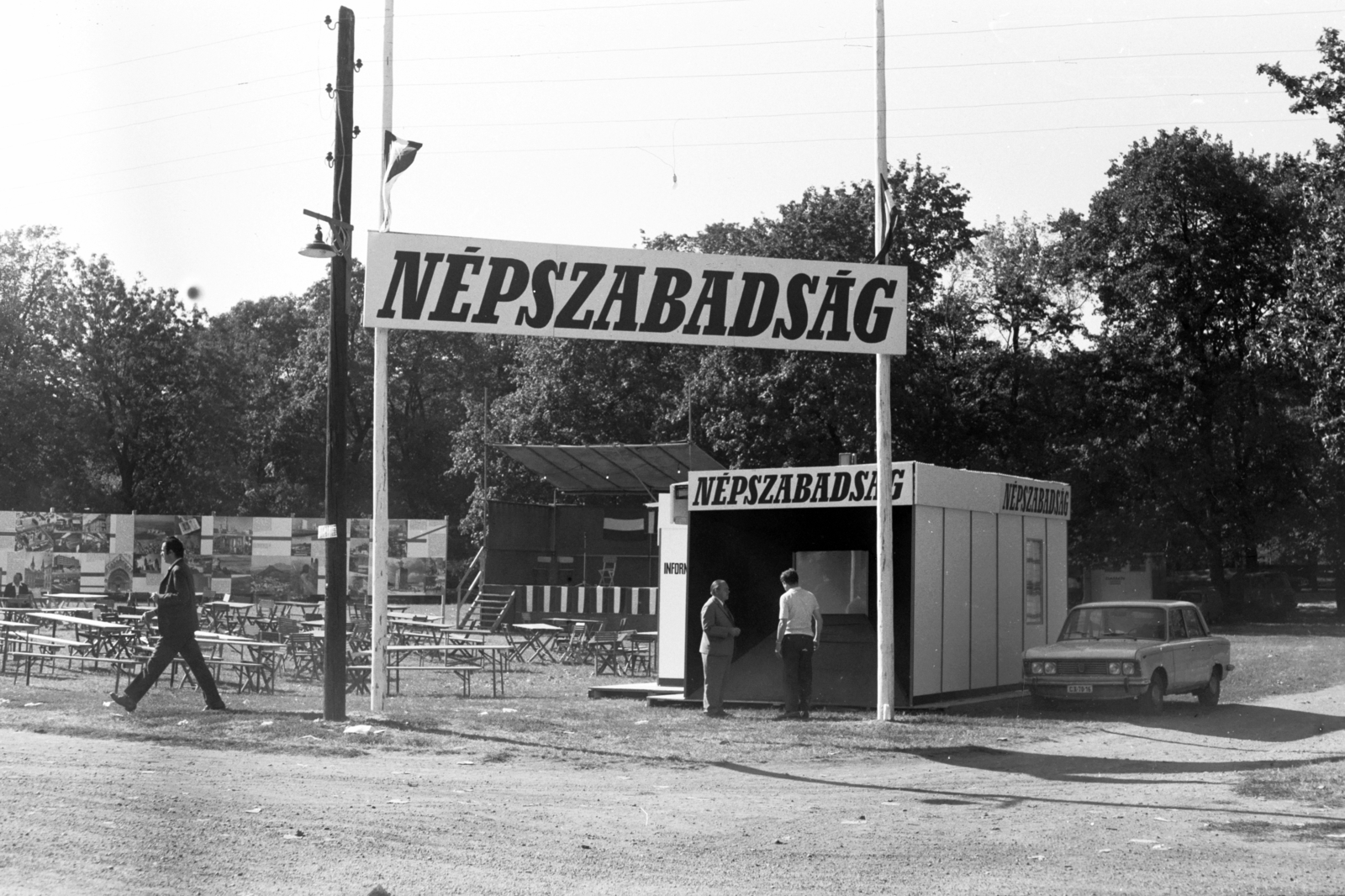 Austria, Vienna, Práter, Jezsuita rét (Jesuitenwiese), a Volksstimme című napilap sajtófesztiválja., 1974, Chuckyeager tumblr, Népszabadság newspaper, Fortepan #143948
