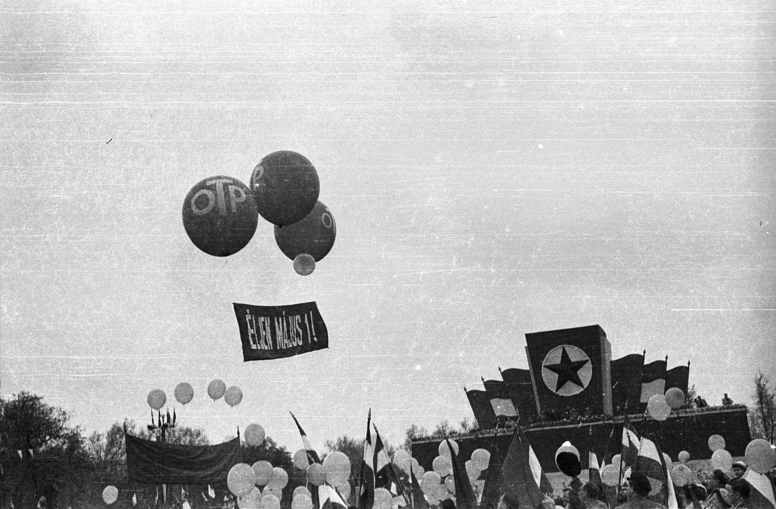 Hungary, Budapest XIV., Ötvenhatosok tere (Felvonulási tér), május 1- i felvonulás, háttérben a dísztribün., 1960, Szent-tamási Mihály, political decoration, march, baloon, 1st of May parade, Red Star, Budapest, Fortepan #14395