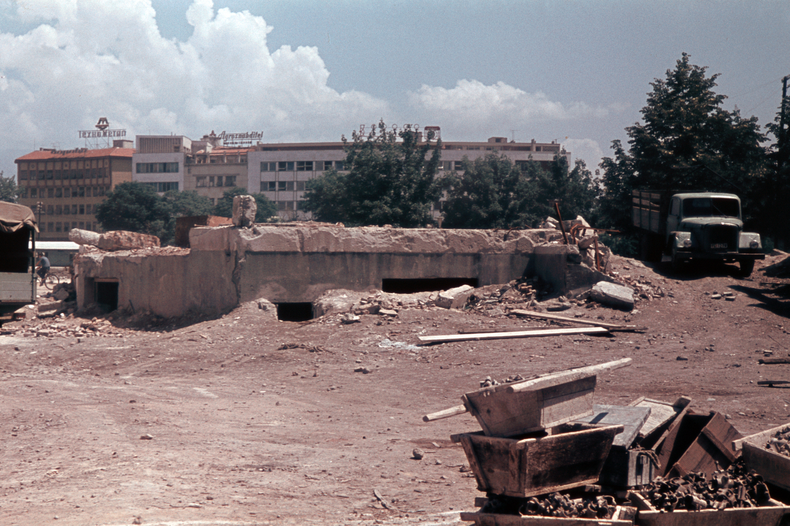Skopje, a felvétel az 1963. július 26-án bekövetkezett, a Richter-skála szerinti 6,1-es erősségű földrengés után készült., 1963, Chuckyeager tumblr, colorful, earthquake, Yugoslavia, Fortepan #143954
