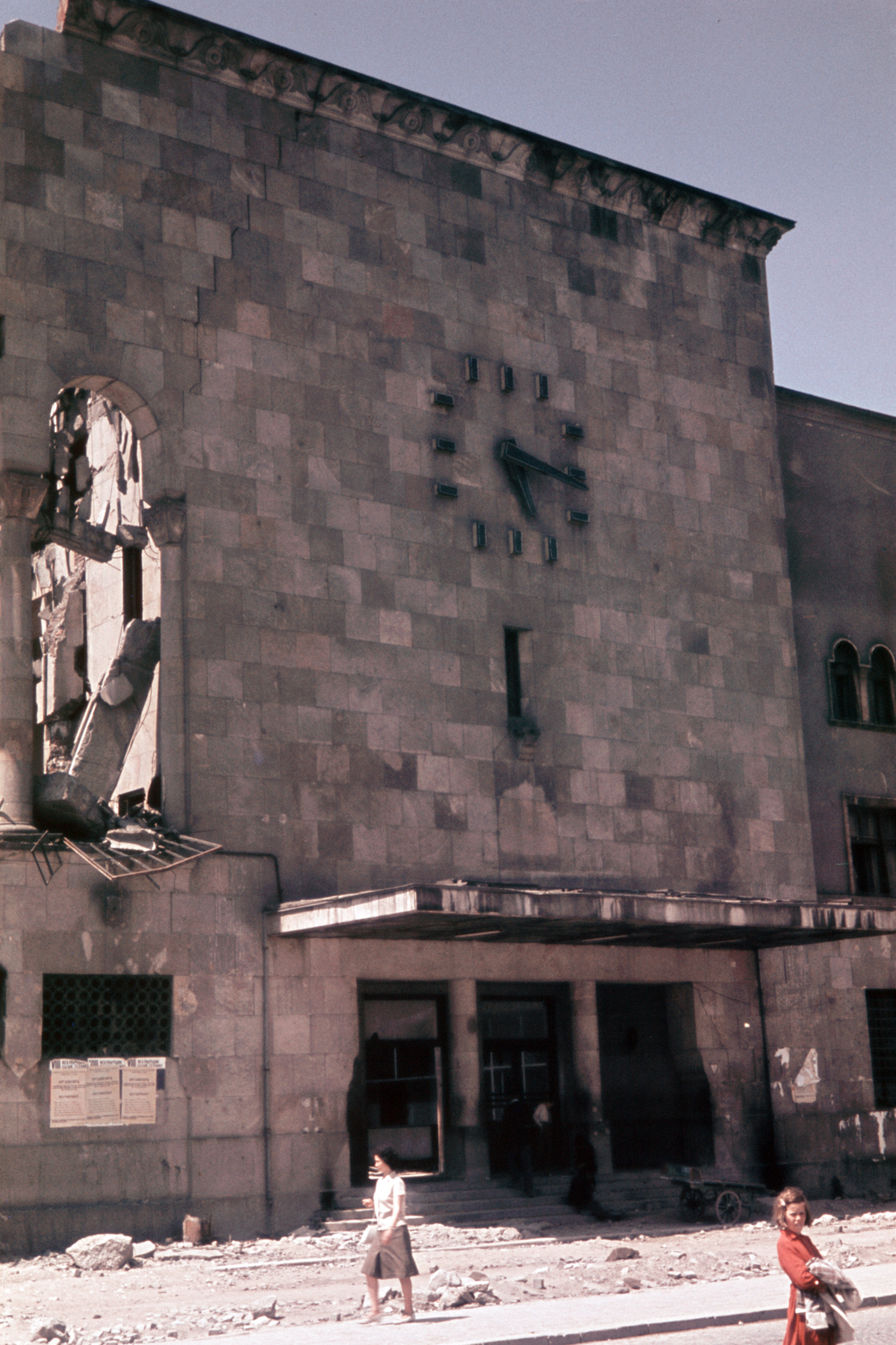 Skopje, a felvétel az 1963. július 26-án bekövetkezett, a Richter-skála szerinti 6,1-es erősségű földrengés után készült. A vasútállomás mai napig megmaradt épületrésze, a földrengés pillanatában megállt órával., 1963, Chuckyeager tumblr, colorful, watch, train station, earthquake, Fortepan #143956