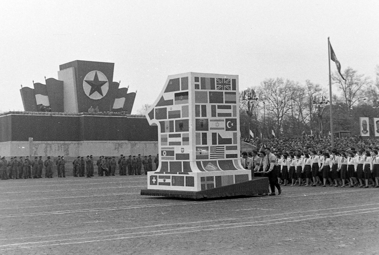 Hungary, Budapest, Ötvenhatosok tere (Felvonulási tér), május 1- i felvonulás, háttérben a dísztribün., 1960, Szent-tamási Mihály, march, 1st of May parade, grandstand, Red Star, ad truck, push starting, Fortepan #14398