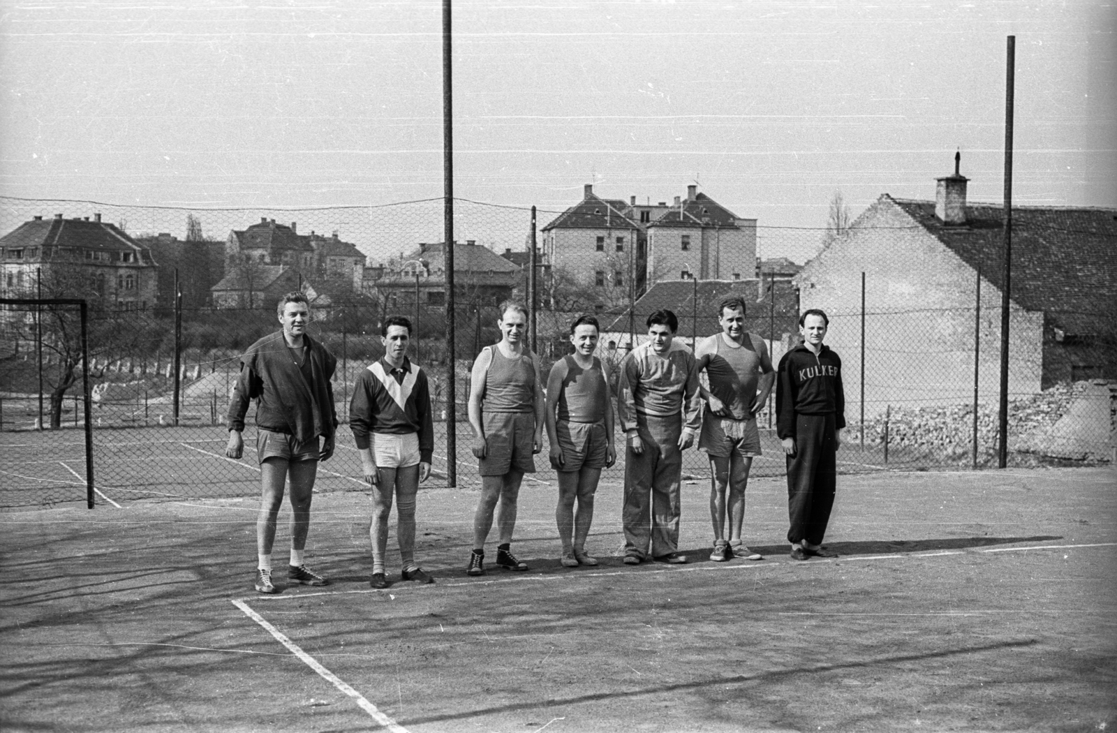 Hungary, Budapest I., teniszpályák a Sánc utca 3/a szám alatti ház mögött, a Hegyalja út - Szirtes utca határolta területen. Háttérben a Tigris utca - Czakó utca közötti épületek láthatók., 1959, Szent-tamási Mihály, Budapest, Fortepan #14411