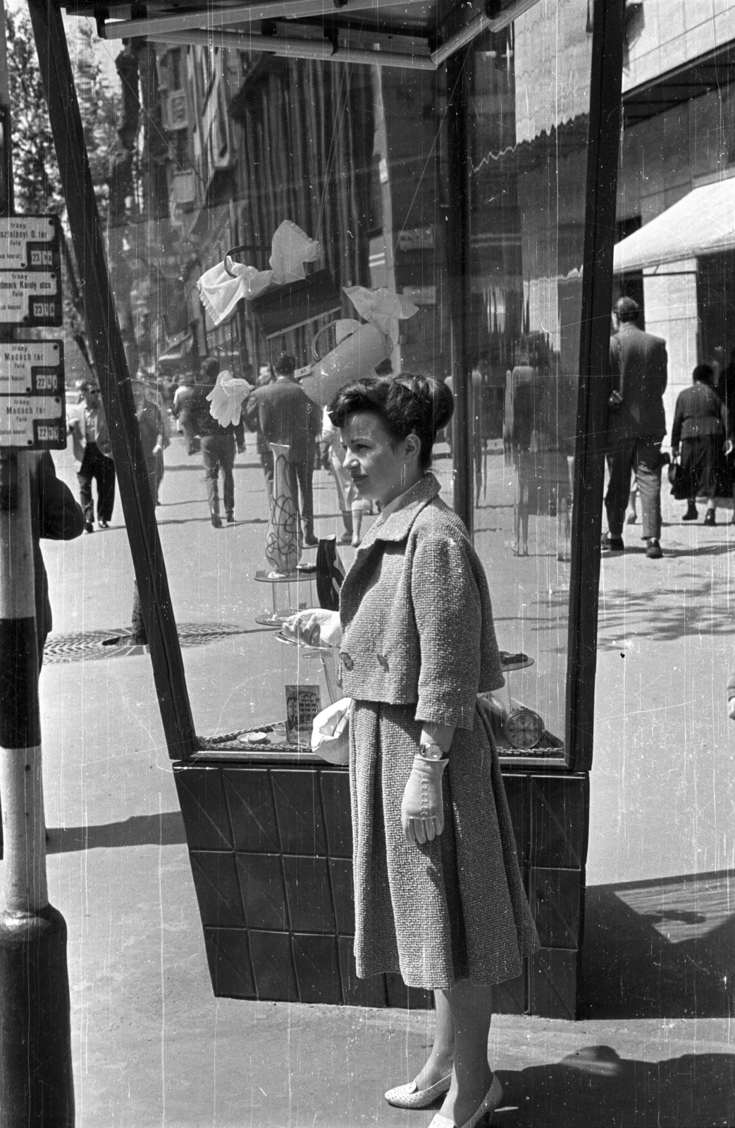 Magyarország, Budapest VII., Rákóczi út, a vitrin mögött a Kazinczy utca sarok., 1958, Szent-tamási Mihály, Budapest, retikül, kesztyű, konty, kosztüm, Fortepan #14425