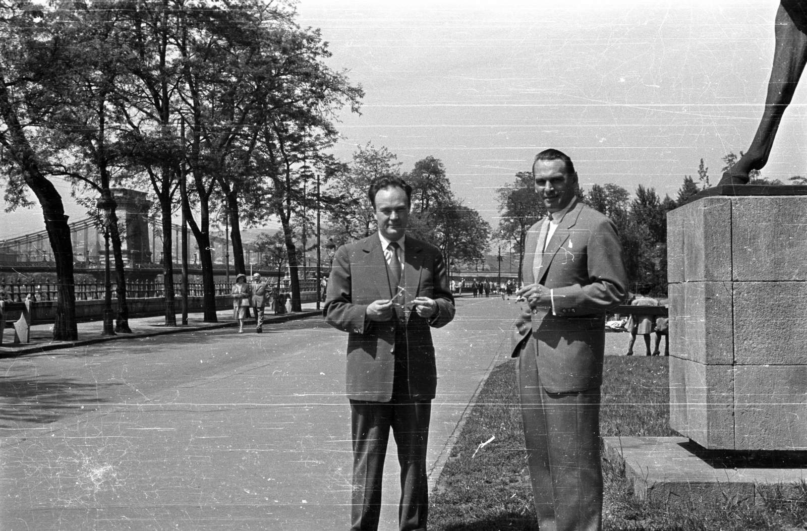 Hungary, Budapest V., Dunakorzó - Wekerle Sándor (Szende Pál) utca sarok., 1958, Szent-tamási Mihály, Budapest, men, tie, suit, smoking, Fortepan #14427