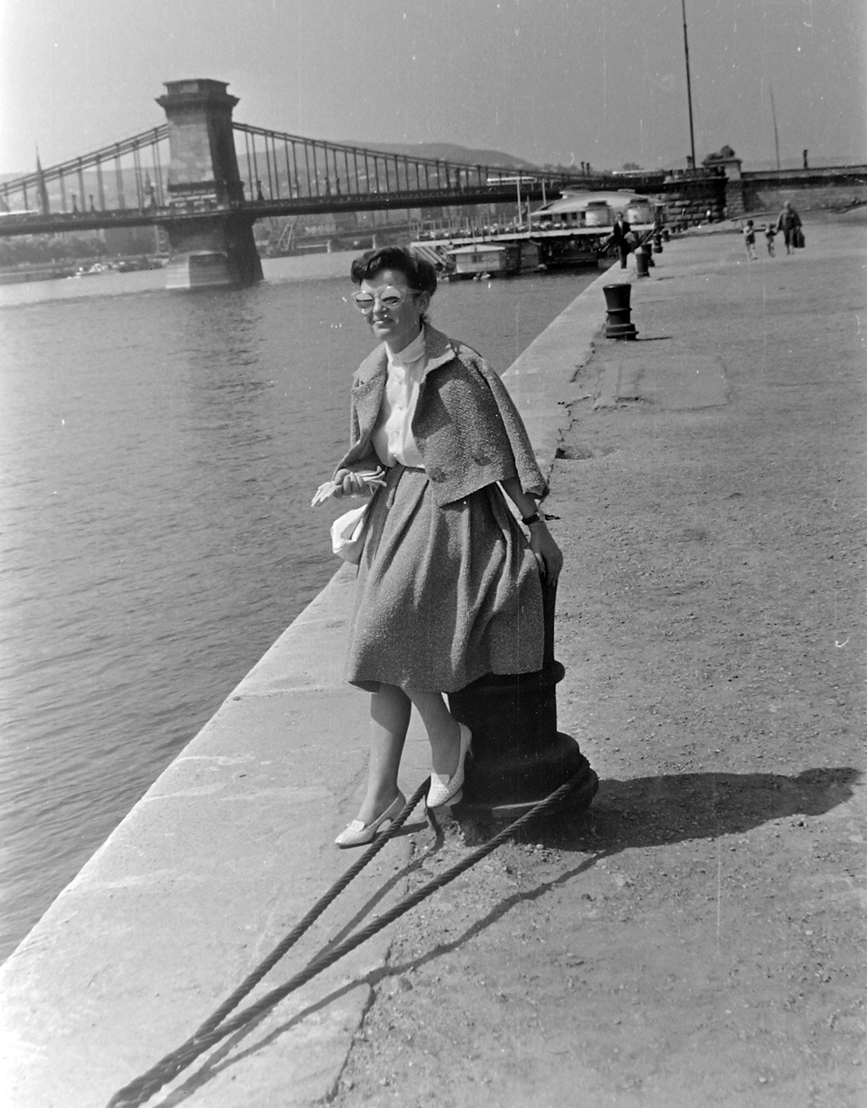 Hungary, Budapest V., pesti alsó rakpart a Dunakorzó alatt, háttérben a Széchenyi Lánchíd., 1958, Szent-tamási Mihály, bridge, Danube, Budapest, suspension bridge, William Tierney Clark-design, Fortepan #14431