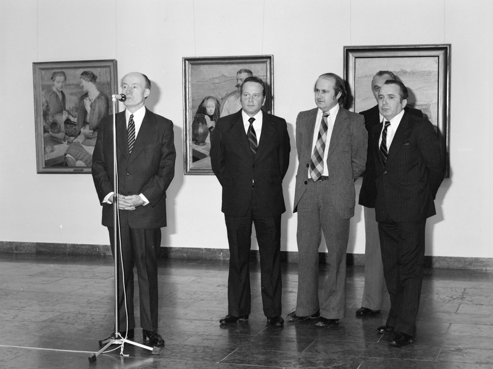 Hungary, Budapest I., Budavári Palota (korábban Királyi Palota), Magyar Nemzeti Galéria. Jacek Malczewski festőművész kiállításának megnyitója, a mikrofonnál Pogány Ö. Gábor művészettörténész, mellette Henryk Kondziela, a poznani nemzeti múzeum főigazgatója., 1978, Magyar Nemzeti Galéria/Adattári Gyűjtemény, Budapest, Fortepan #144326