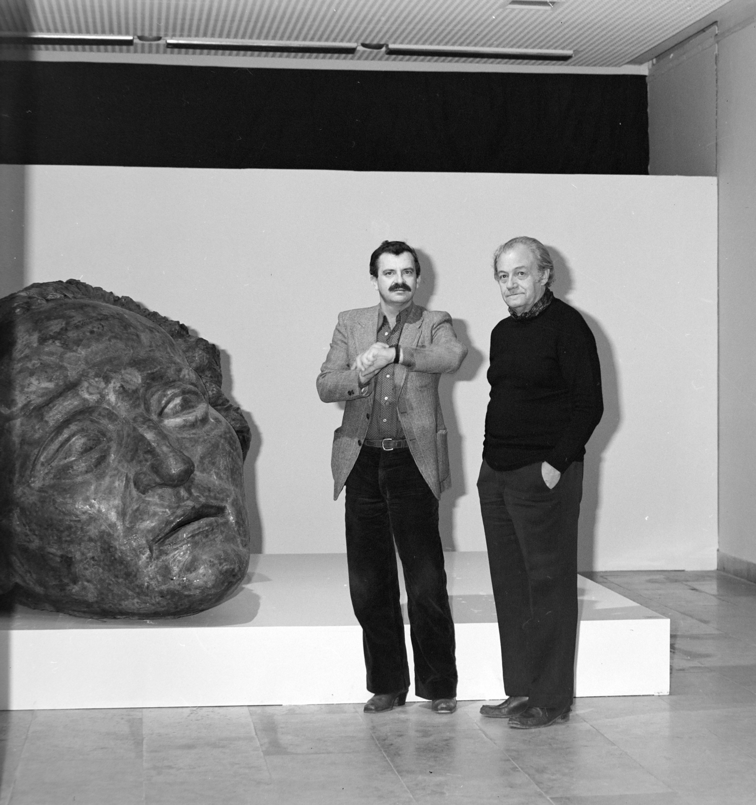 Hungary, Budapest I., Budavári Palota (korábban Királyi Palota), Magyar Nemzeti Galéria. Az áldozatok emlékére című alkotás előtt jobbra Makrisz Agamemnon szobrászművész, akinek életmű kiállításán készült a felvétel., 1978, Magyar Nemzeti Galéria/Adattári Gyűjtemény, Budapest, Fortepan #144409